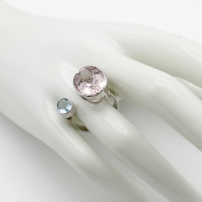 26998689b - Ring mit Farbsteinen, WG 585/000, ovaler Morganit ca. 10.4 ct, ovaler Aquam. ca. 0.95 ...