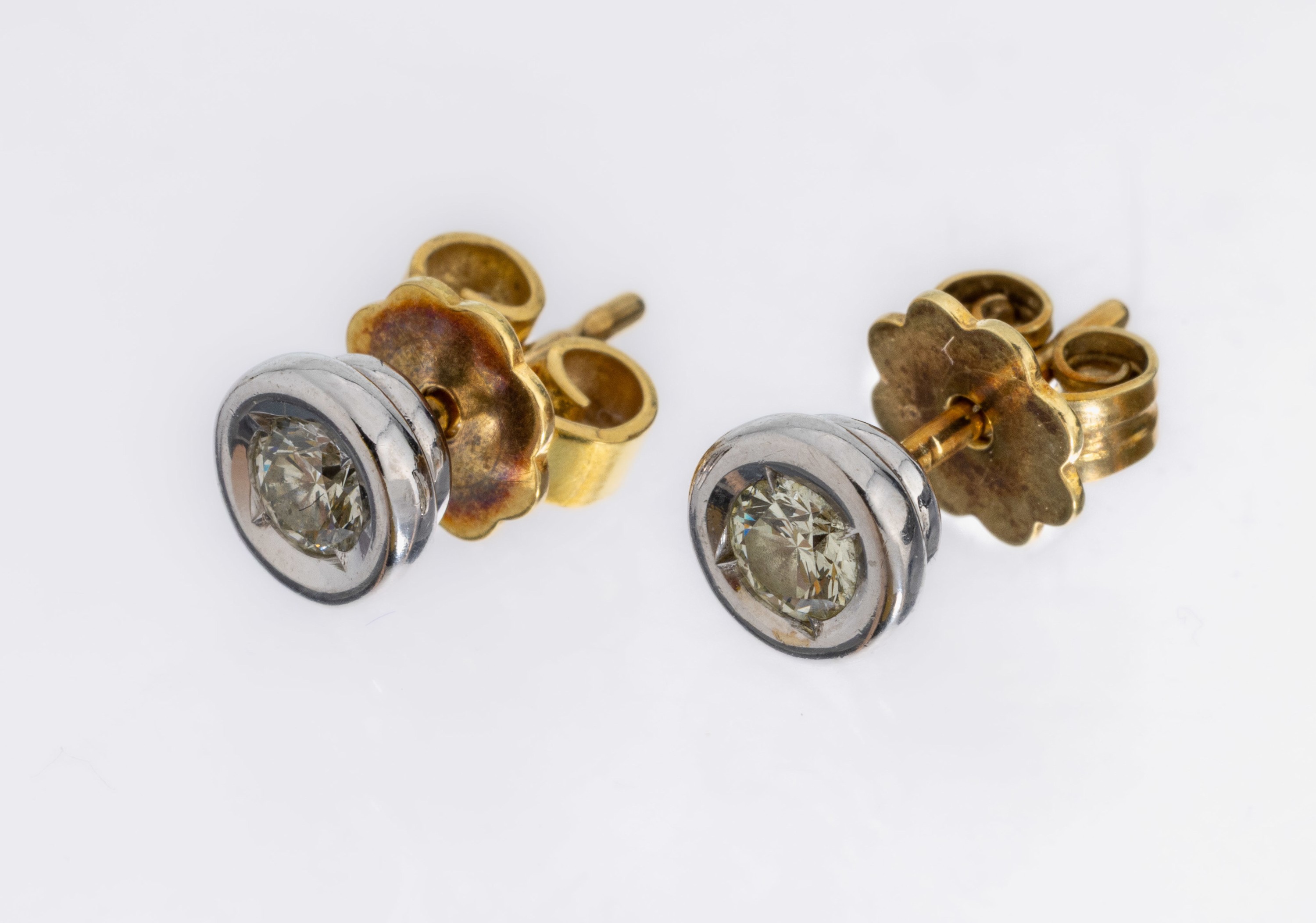 Image 26998795 - Paar 14 kt Gold Brillant-Ohrstecker, WG/GG 585/000, 2 Brillanten in Zargenfassung zus. ...