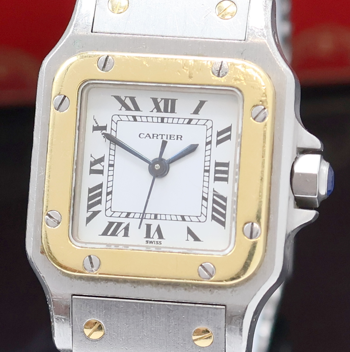 Detail a: CARTIER Santos Damenarmbanduhr, Schweiz um 1990, Automatik, Edelstahlgeh. inkl. orig. Gliederband m. Faltschl., Schmuckkrone, Boden 8-fach verschr., ...