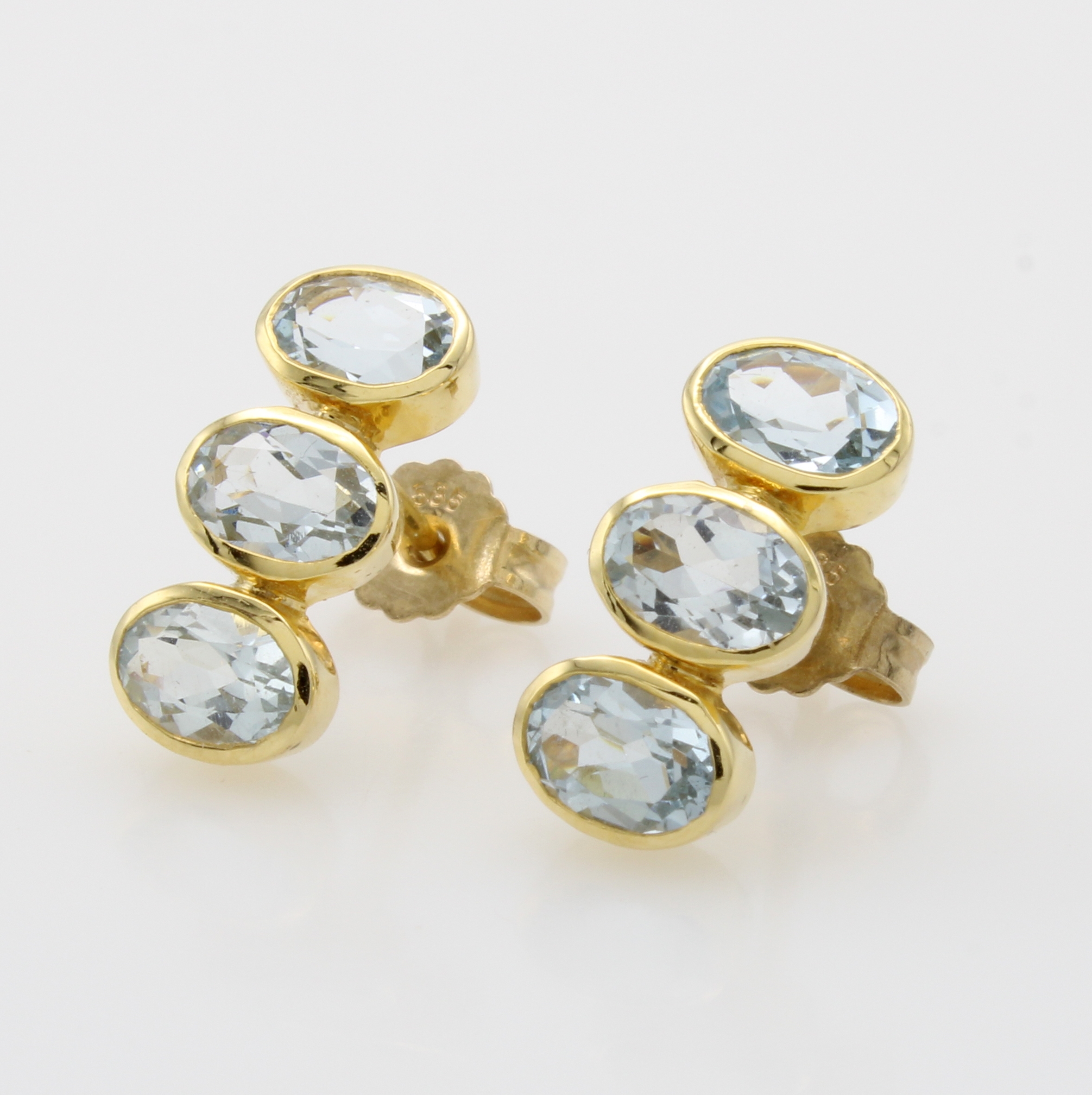 Image 26998811 - Paar Ohrstecker mit Aquamarinen, GG 585/000, 6 ovale Aquam. zus. ca. 2.4 ct, l. gebogene ...