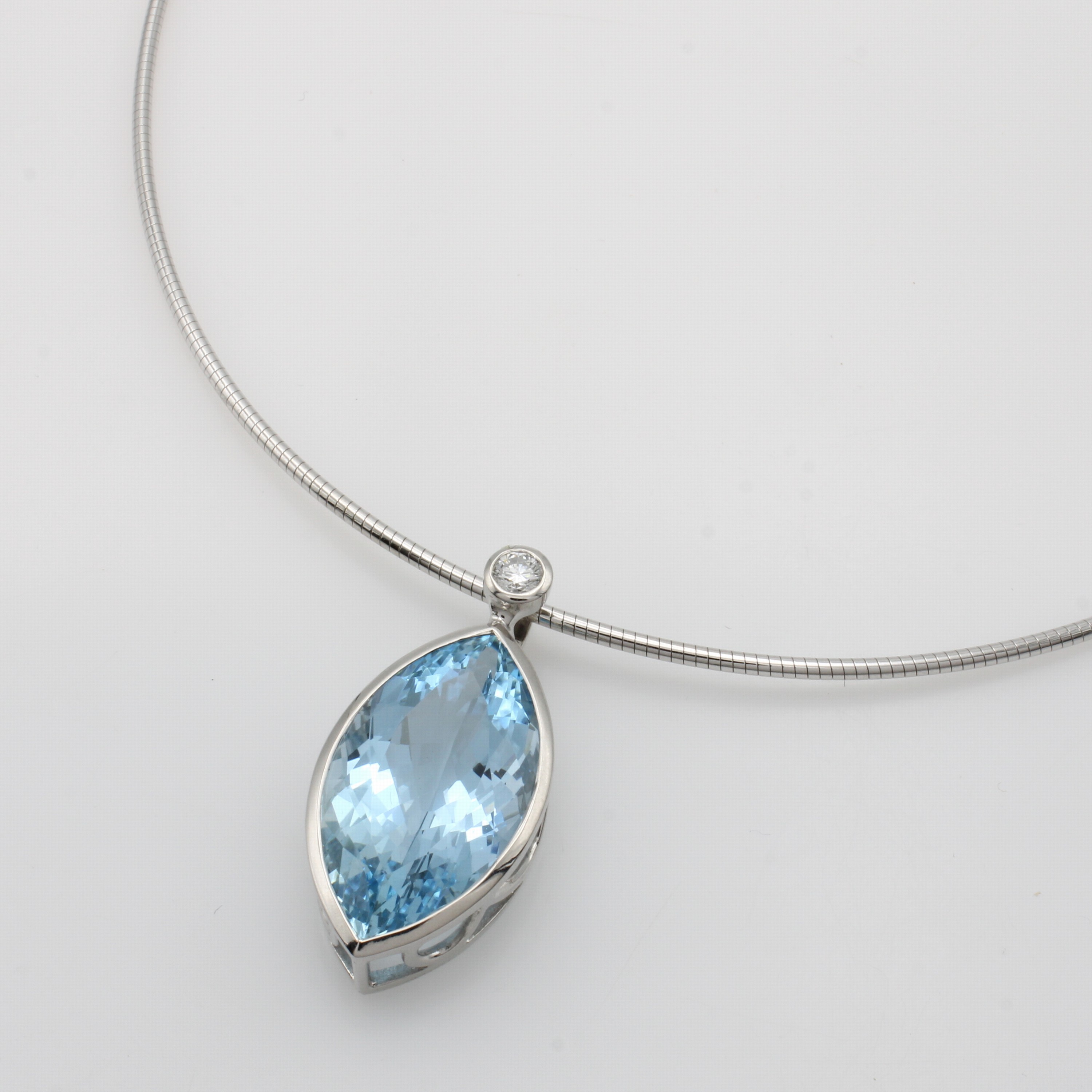 Image 26998819 - Anhänger mit Aquamarin und Brillant an Omega- reif, WG 750/000, Reif WG 585/000, ...