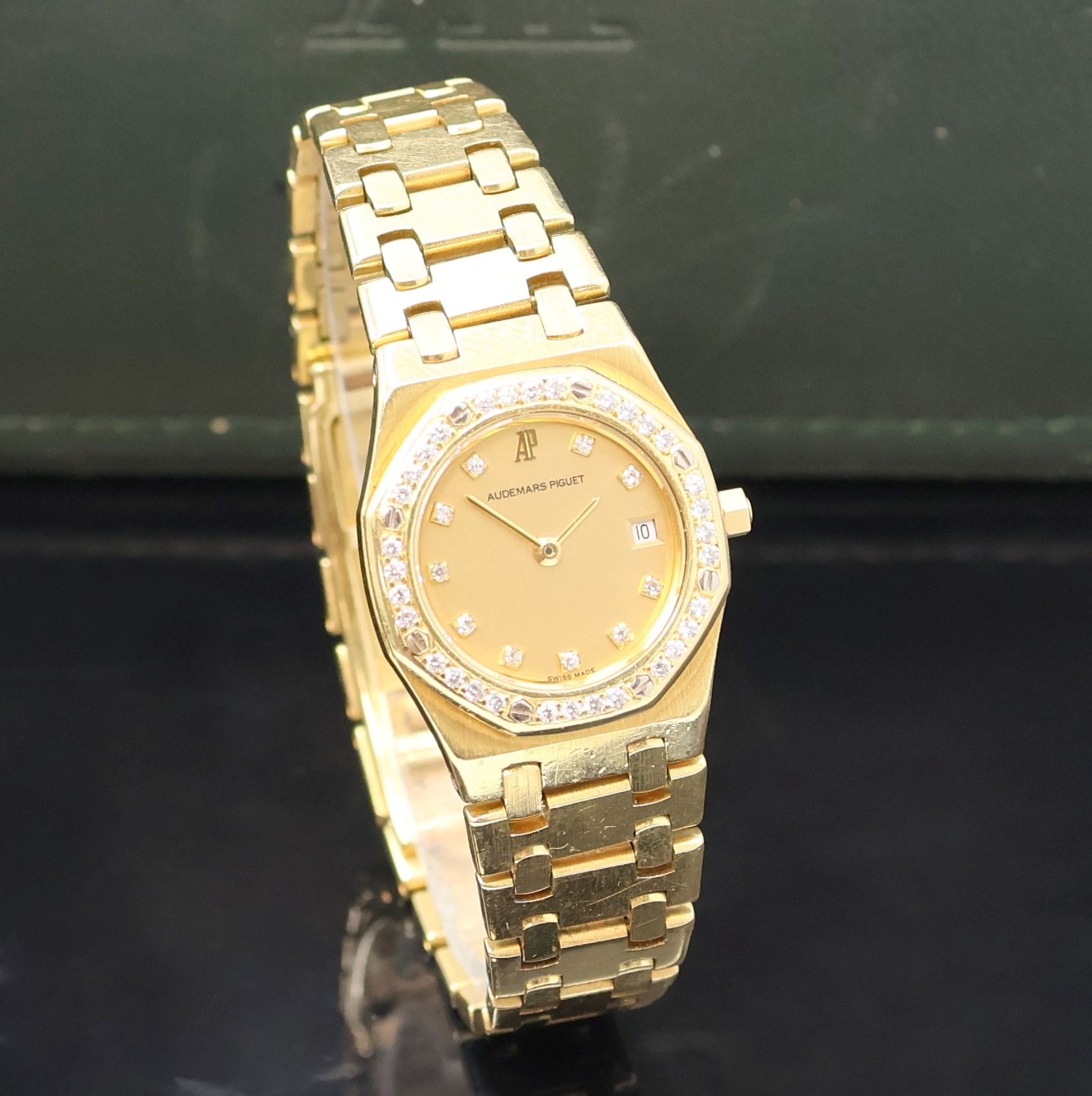 Detail b: AUDEMARS Piguet Royal Oak Damenarmbanduhr in GG 750/000 mit Diamanten, Schweiz um 1990, quarz, 8-fach verschr. Geh., integr. orig. Gliederband m. ...