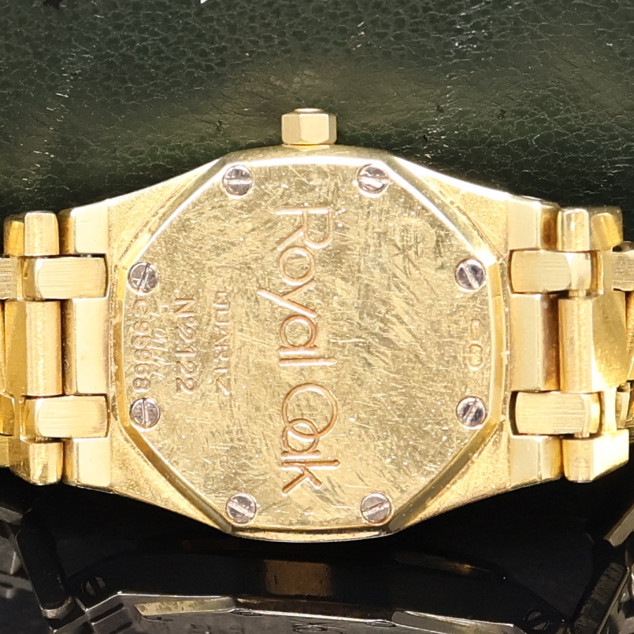 Detail e: AUDEMARS Piguet Royal Oak Damenarmbanduhr in GG 750/000 mit Diamanten, Schweiz um 1990, quarz, 8-fach verschr. Geh., integr. orig. Gliederband m. ...