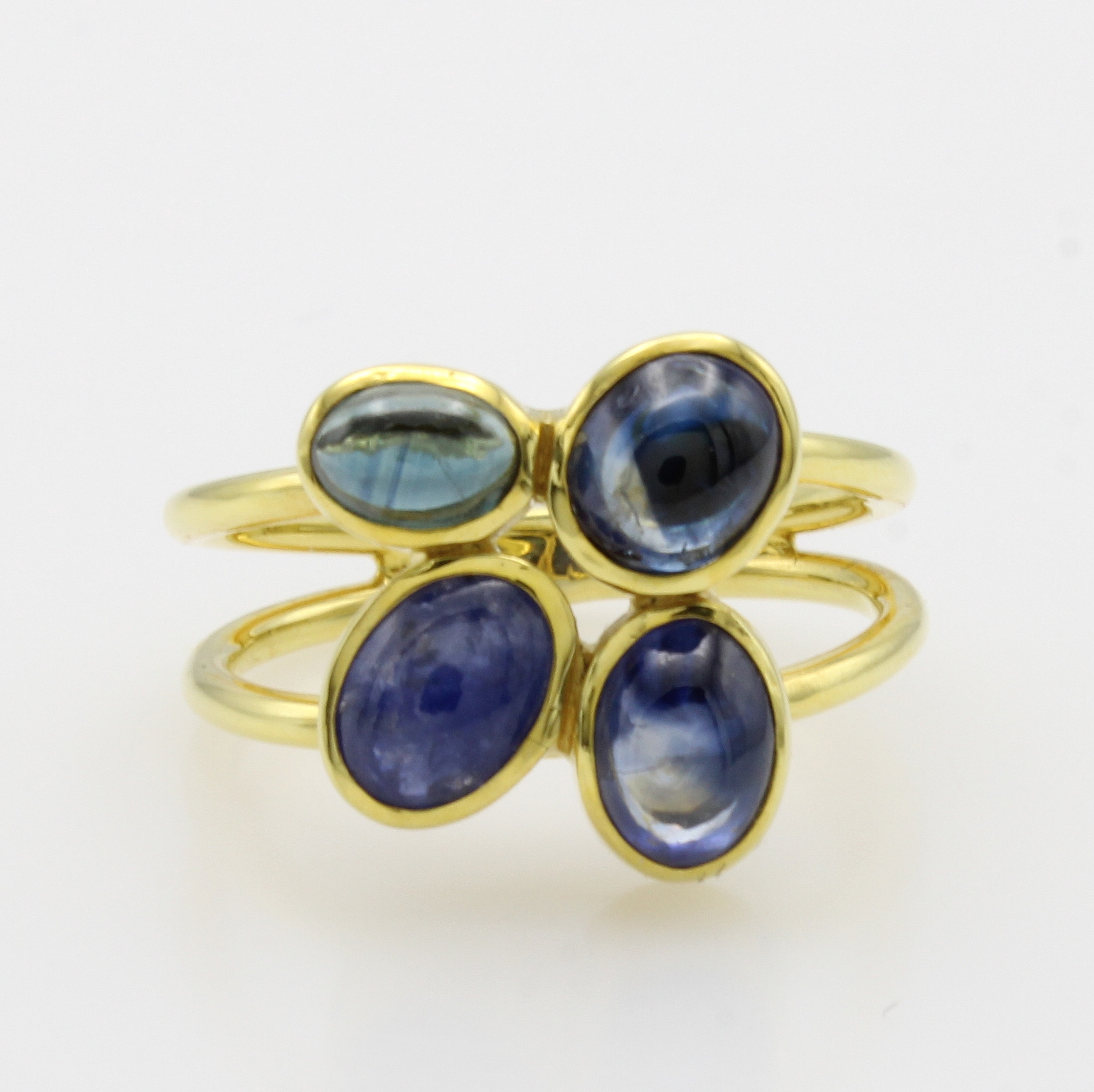 Image 26998836 - Ring mit Saphiren, GG 585/000, 4 ovale Saphircabochons zus. ca. 5 ct, 2-reihige Schiene, ...