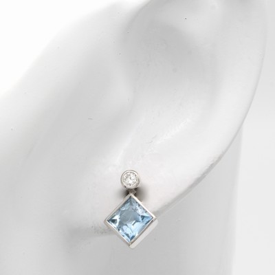 26998810a - Paar Ohrstecker mit Aquamarinen und Brillanten, WG 750/000, 2 Aquamarincarrées zus. ca. ...