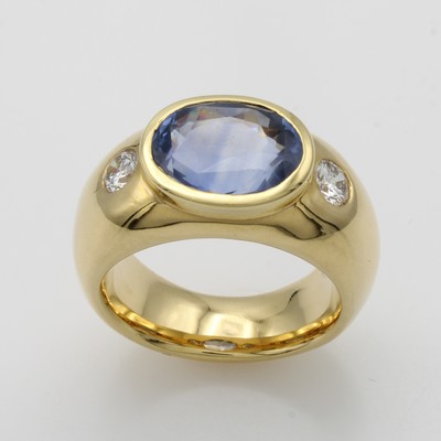 26998823a - Ring mit Saphir und Brillanten, GG 750/000, ovaler Saphir in glatter Fassung ca. 8.96 ...
