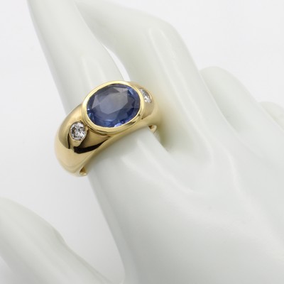 26998823b - Ring mit Saphir und Brillanten, GG 750/000, ovaler Saphir in glatter Fassung ca. 8.96 ...