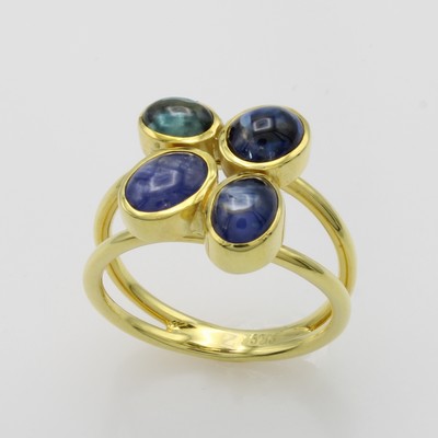26998836a - Ring mit Saphiren, GG 585/000, 4 ovale Saphircabochons zus. ca. 5 ct, 2-reihige Schiene, ...