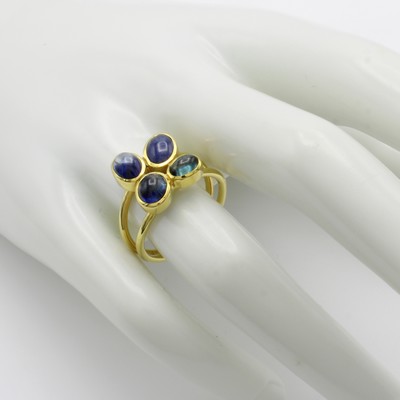 26998836b - Ring mit Saphiren, GG 585/000, 4 ovale Saphircabochons zus. ca. 5 ct, 2-reihige Schiene, ...