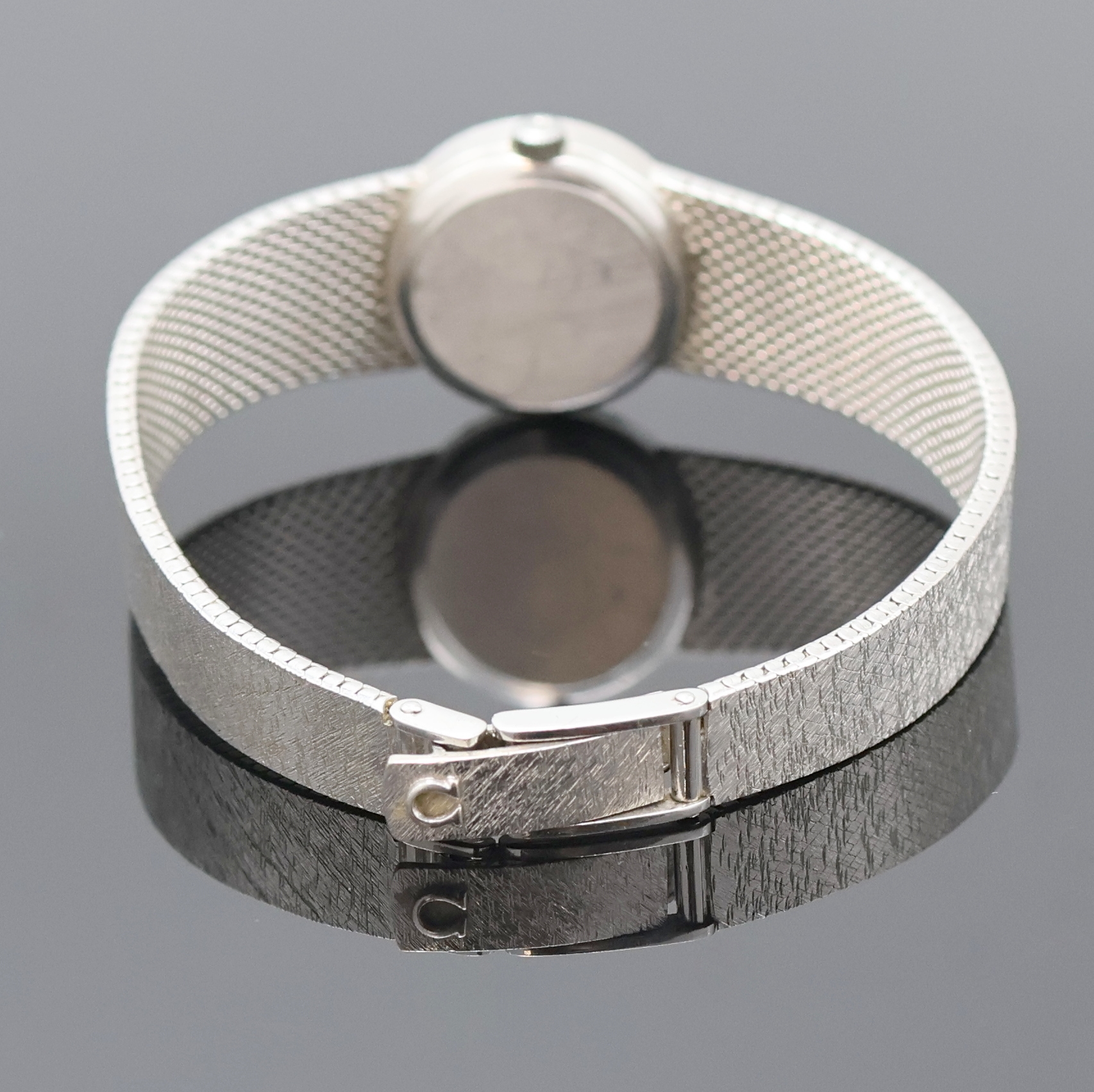 Detail b: OMEGA Damenarmbanduhr in WG 585/000 Referenz 7280, Schweiz um 1973, Handaufzug, Boden aufgedr., orig. Milanaiseband, silb. Zifferbl. m. aufgel. Ind. ...