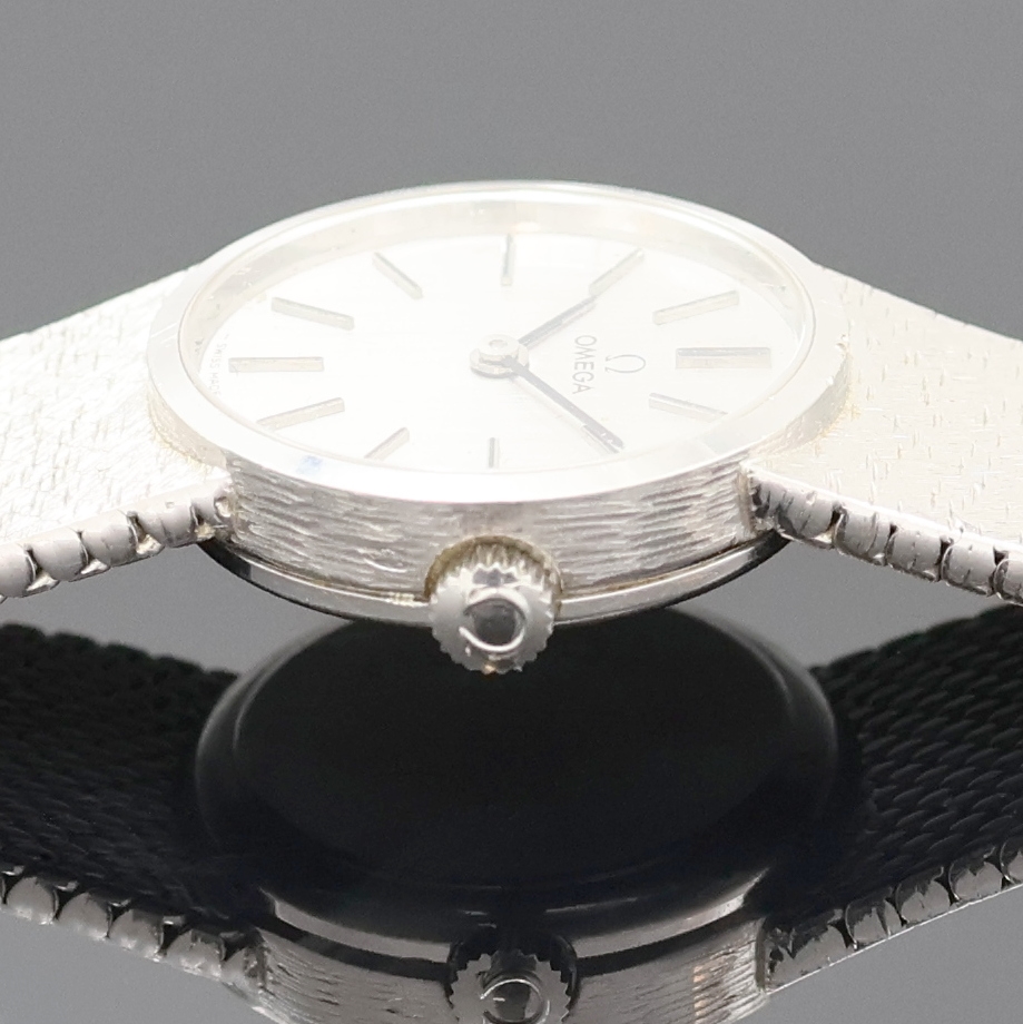 Detail c: OMEGA Damenarmbanduhr in WG 585/000 Referenz 7280, Schweiz um 1973, Handaufzug, Boden aufgedr., orig. Milanaiseband, silb. Zifferbl. m. aufgel. Ind. ...