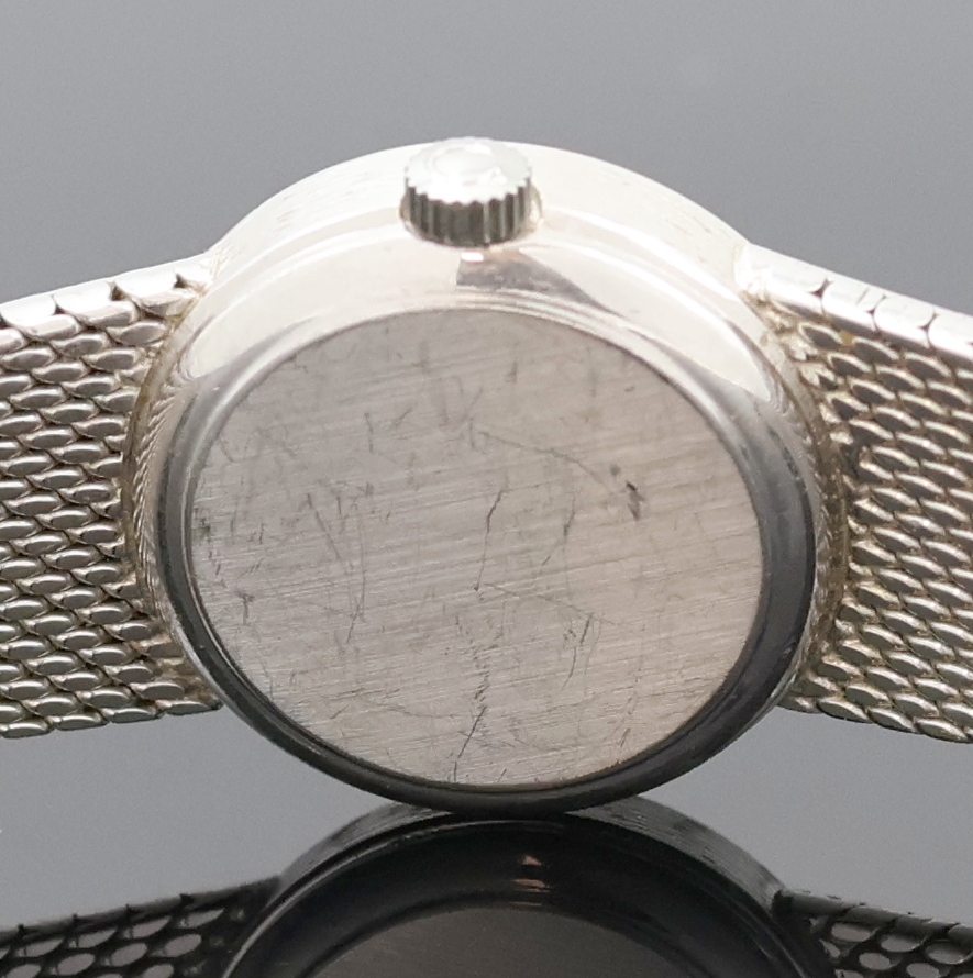 Detail d: OMEGA Damenarmbanduhr in WG 585/000 Referenz 7280, Schweiz um 1973, Handaufzug, Boden aufgedr., orig. Milanaiseband, silb. Zifferbl. m. aufgel. Ind. ...