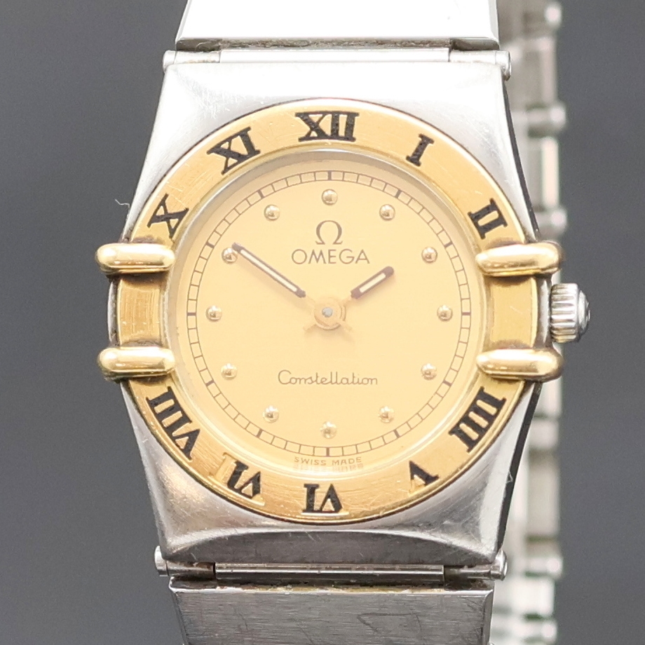 Detail a: OMEGA Constellation Damenarmbanduhr Referenz 795.1076, Schweiz um 1990, quarz, Edelstahl/Gold inkl. orig. Gliederband m. Faltschl., Boden aufgedr., ...