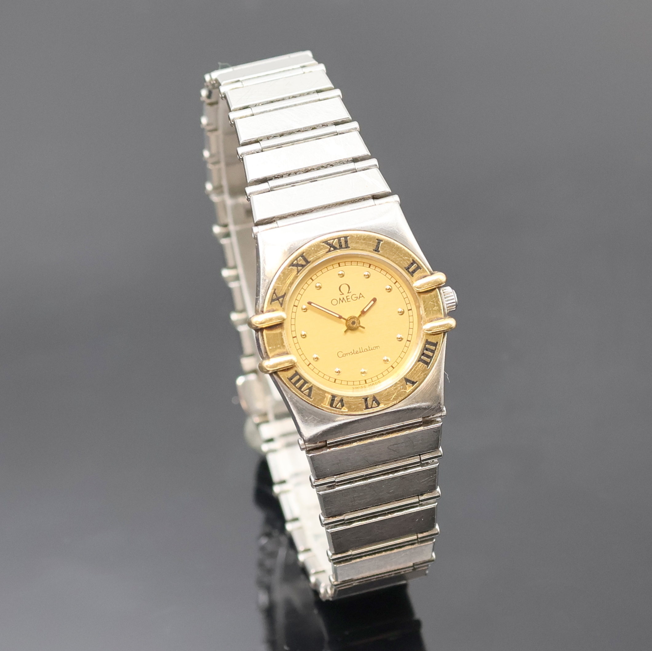 Detail b: OMEGA Constellation Damenarmbanduhr Referenz 795.1076, Schweiz um 1990, quarz, Edelstahl/Gold inkl. orig. Gliederband m. Faltschl., Boden aufgedr., ...