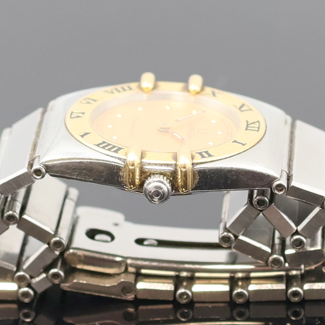 Detail d: OMEGA Constellation Damenarmbanduhr Referenz 795.1076, Schweiz um 1990, quarz, Edelstahl/Gold inkl. orig. Gliederband m. Faltschl., Boden aufgedr., ...