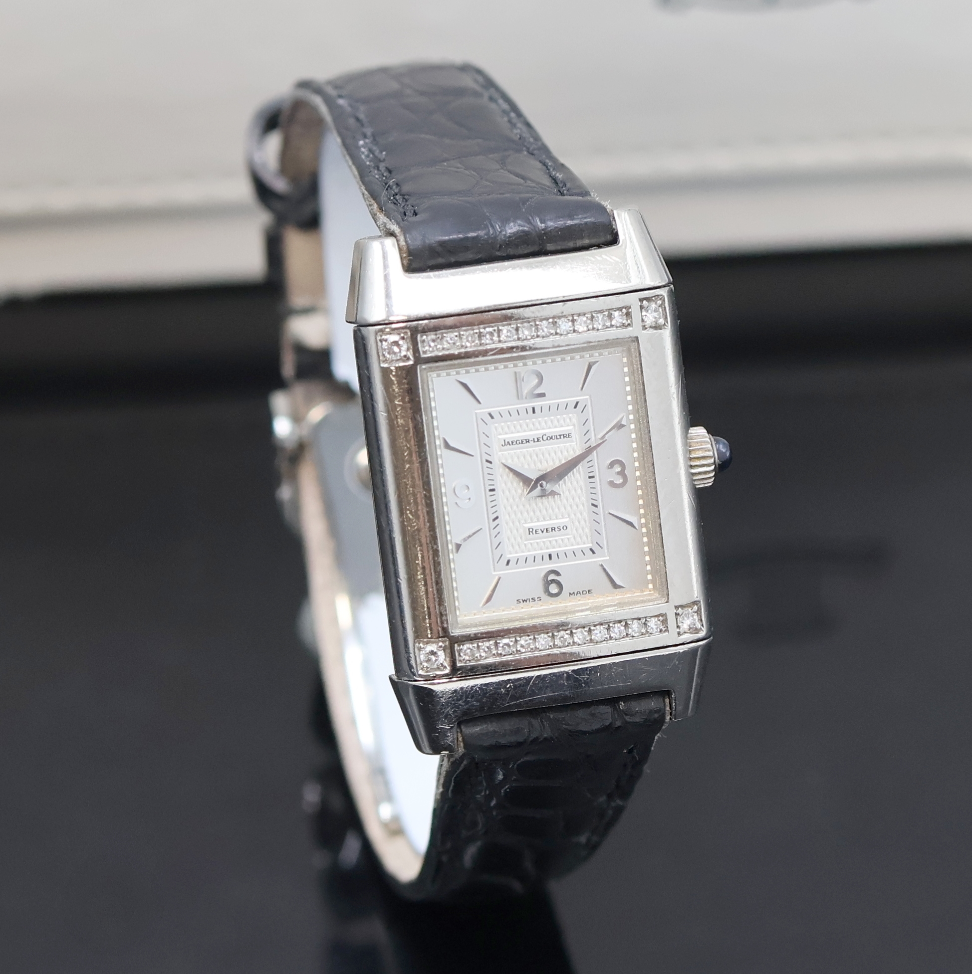 Detail b: Jaeger-LeCoultre Reverso Damenarmbanduhr Referenz 265.3.86 in WG 750/000 mit Diamanten, Schweiz um 2000, Handaufzug, um 180 Grad drehb. Wendegeh. mit ...
