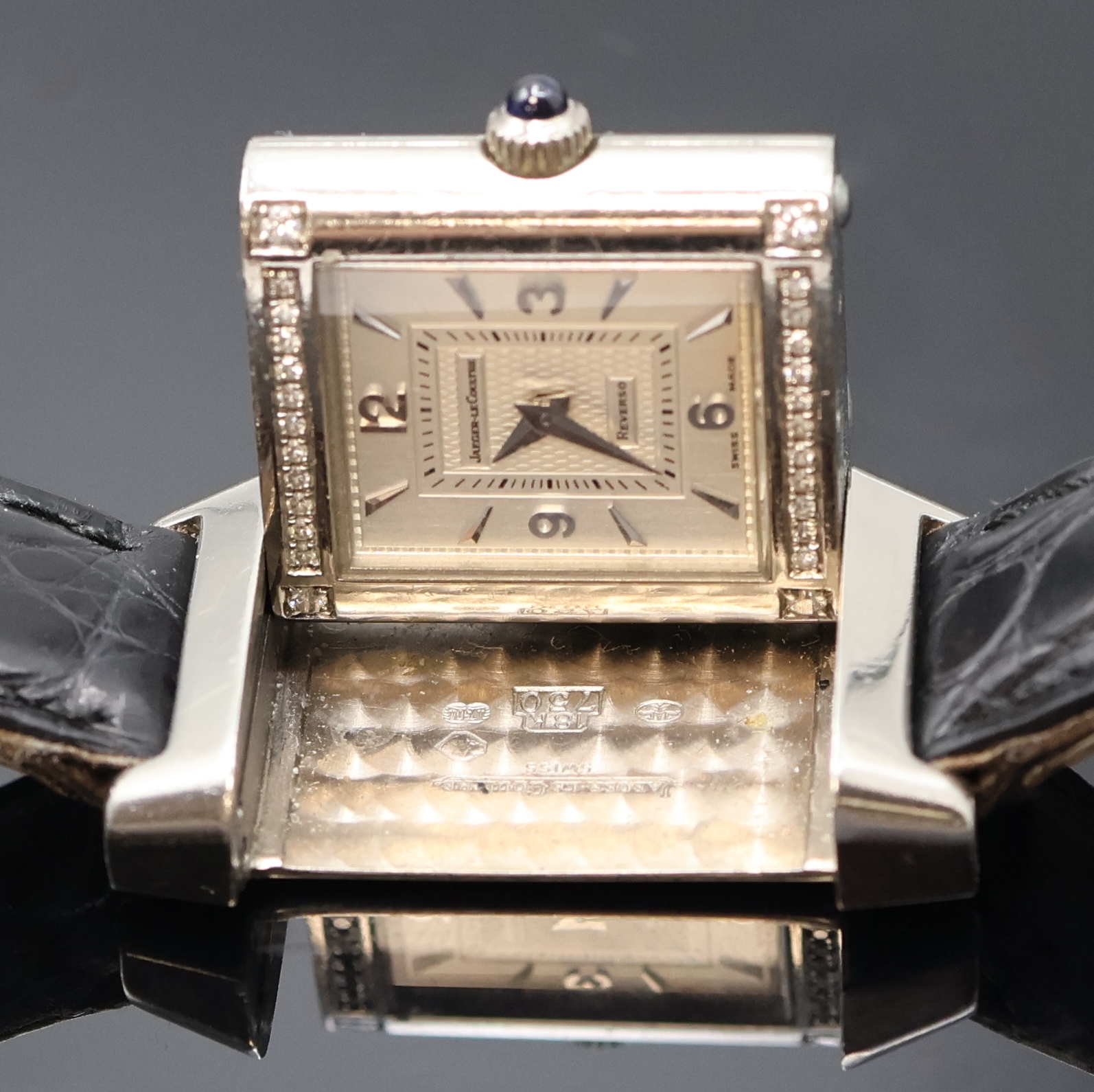 Detail d: Jaeger-LeCoultre Reverso Damenarmbanduhr Referenz 265.3.86 in WG 750/000 mit Diamanten, Schweiz um 2000, Handaufzug, um 180 Grad drehb. Wendegeh. mit ...