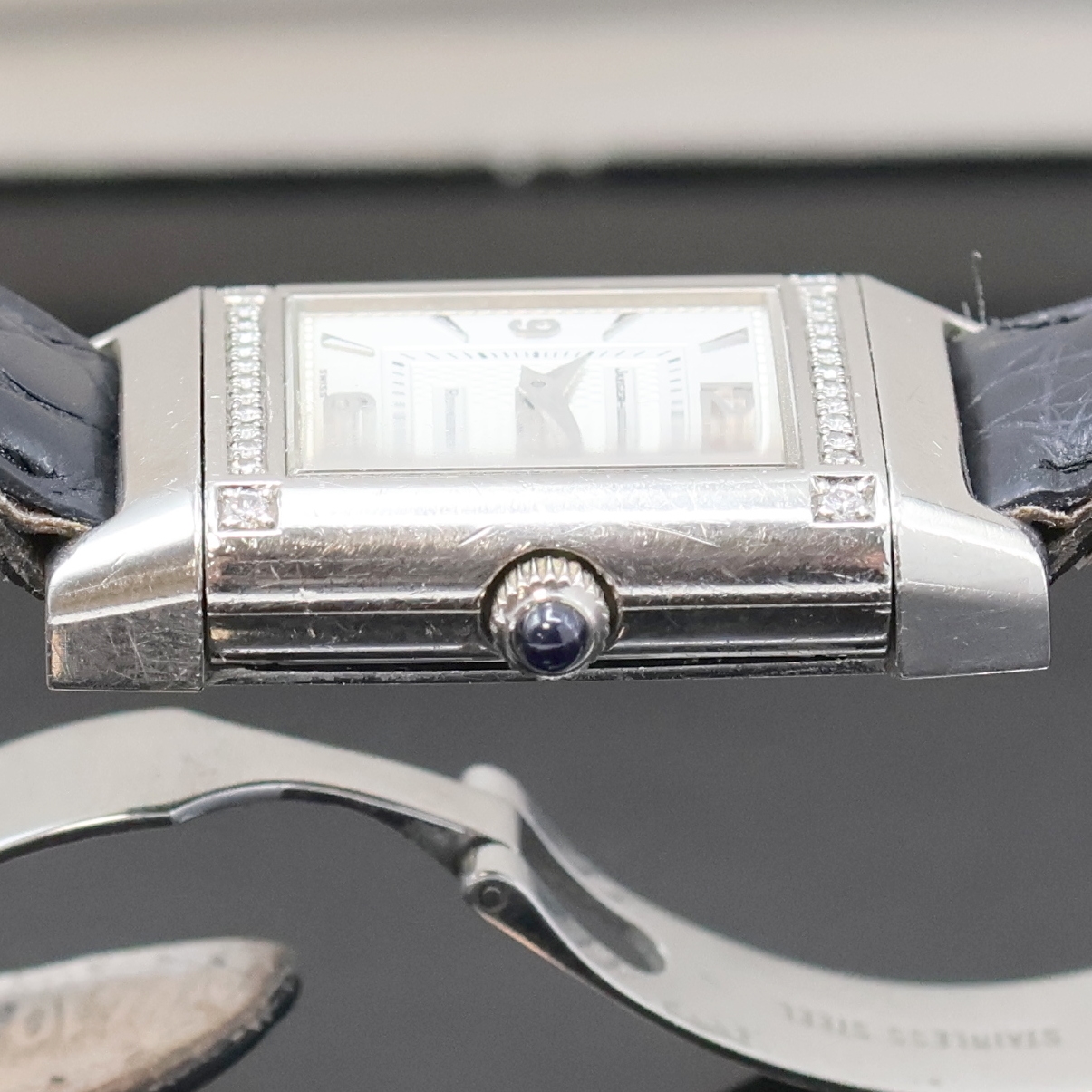 Detail f: Jaeger-LeCoultre Reverso Damenarmbanduhr Referenz 265.3.86 in WG 750/000 mit Diamanten, Schweiz um 2000, Handaufzug, um 180 Grad drehb. Wendegeh. mit ...
