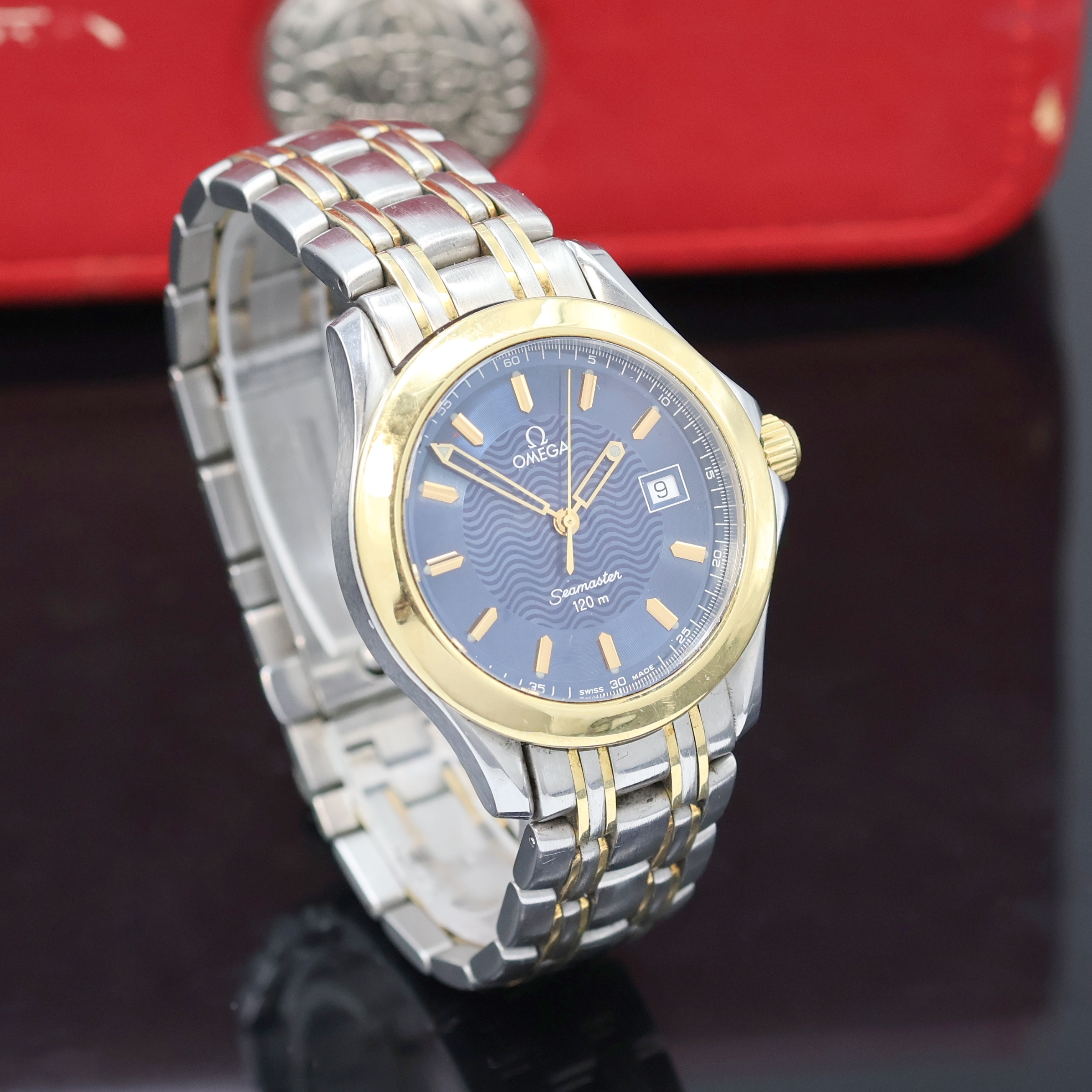 Detail b: OMEGA Seamaster Herrenarmbanduhr Referenz 168.1501/196.1501, Schweiz um 1995, quarz, Edelstahl/Gold inkl. orig. Gliederband m. Faltschl., Boden m. ...