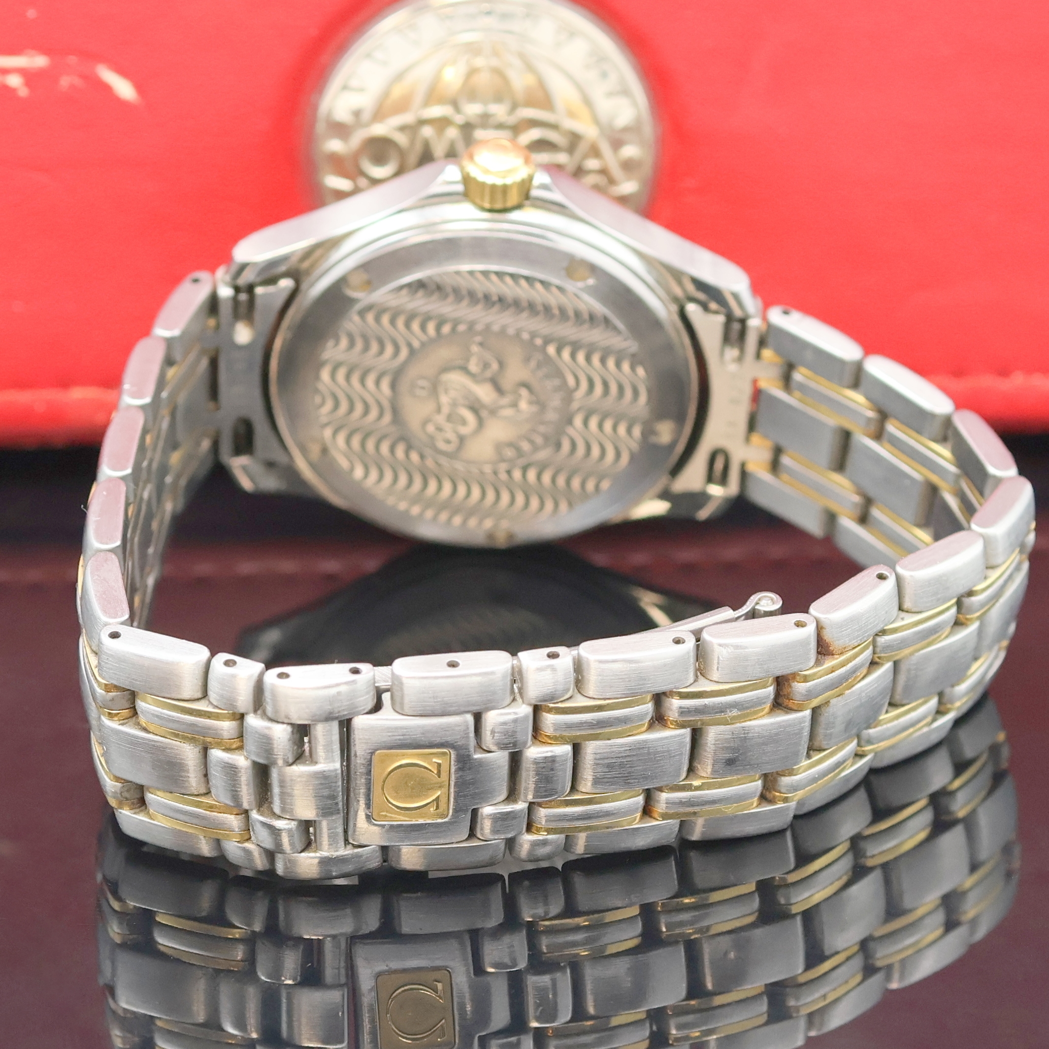Detail c: OMEGA Seamaster Herrenarmbanduhr Referenz 168.1501/196.1501, Schweiz um 1995, quarz, Edelstahl/Gold inkl. orig. Gliederband m. Faltschl., Boden m. ...