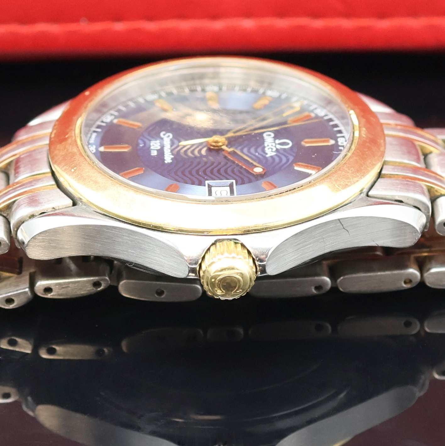Detail d: OMEGA Seamaster Herrenarmbanduhr Referenz 168.1501/196.1501, Schweiz um 1995, quarz, Edelstahl/Gold inkl. orig. Gliederband m. Faltschl., Boden m. ...