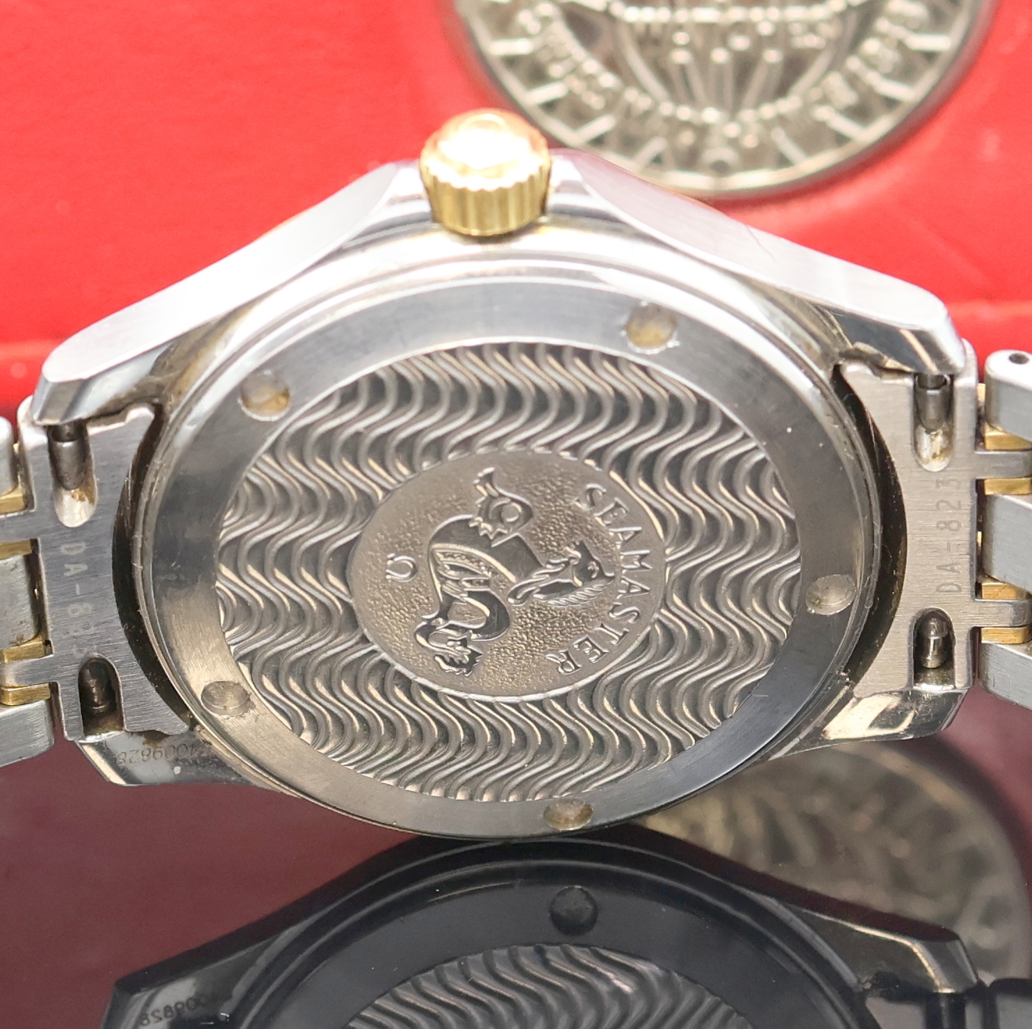 Detail e: OMEGA Seamaster Herrenarmbanduhr Referenz 168.1501/196.1501, Schweiz um 1995, quarz, Edelstahl/Gold inkl. orig. Gliederband m. Faltschl., Boden m. ...