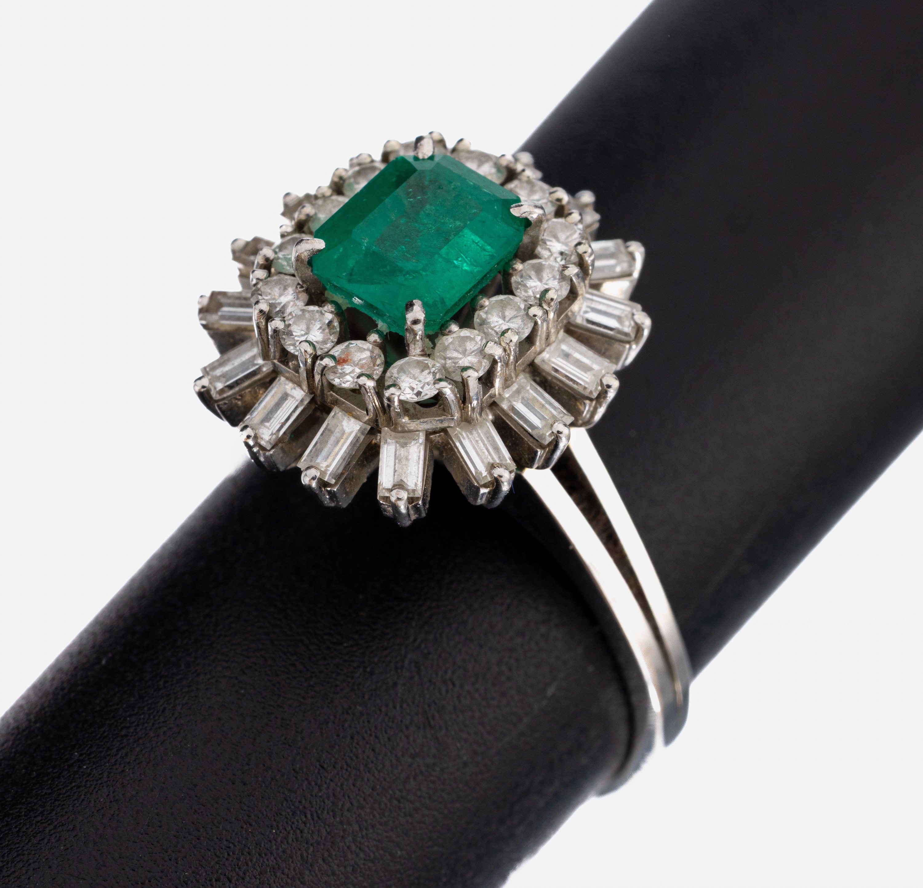 Image 26999637 - 18 kt Gold Smaragd-Diamant-Ring, 1970er Jahre, WG 750/000, Aufbau in mehreren Ebenen, ...