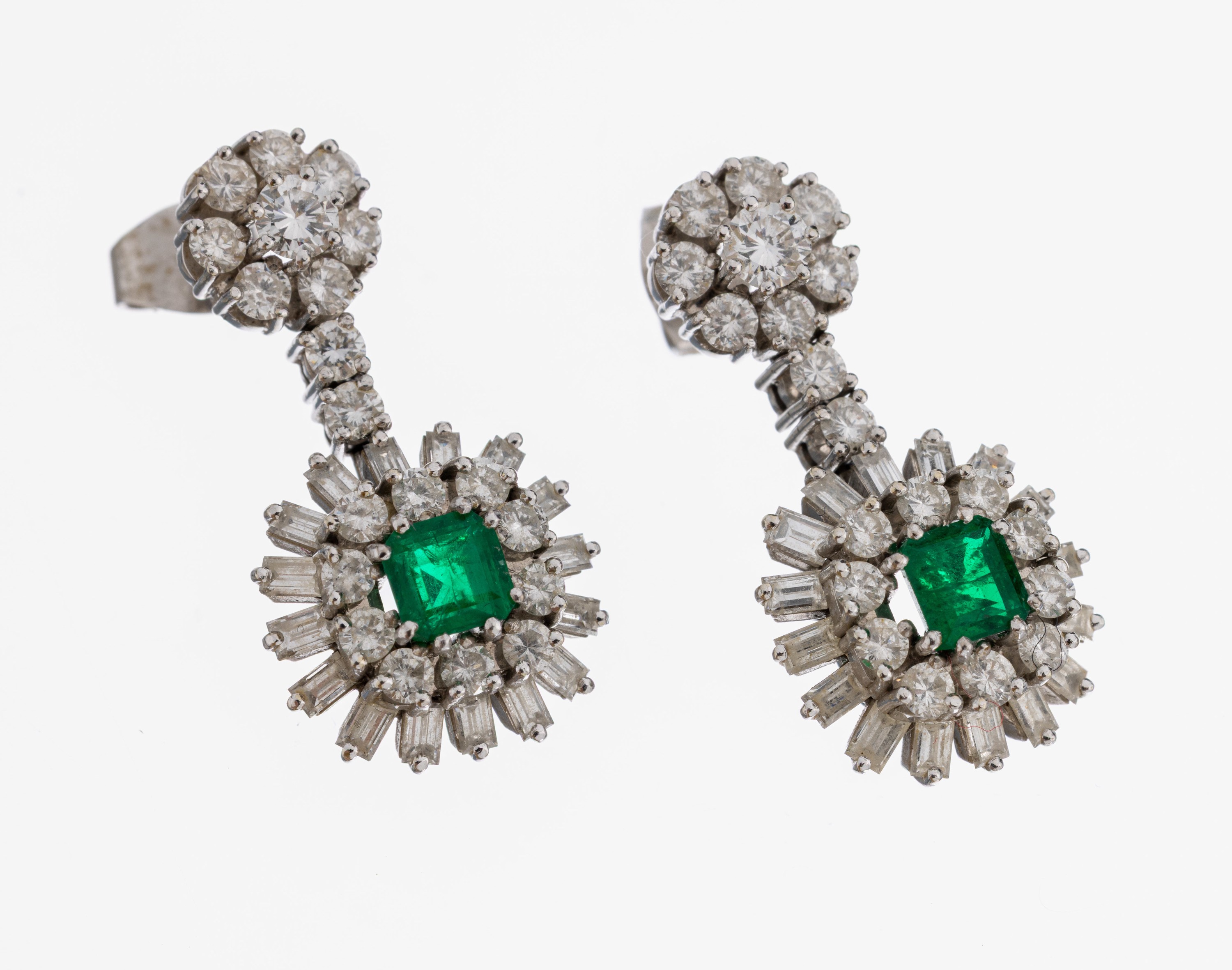 Image 26999639 - Paar 18 kt Gold Smaragd-Diamant-Ohrstecker, WG 750/000, 1970er Jahre, länglich bewegl., ...