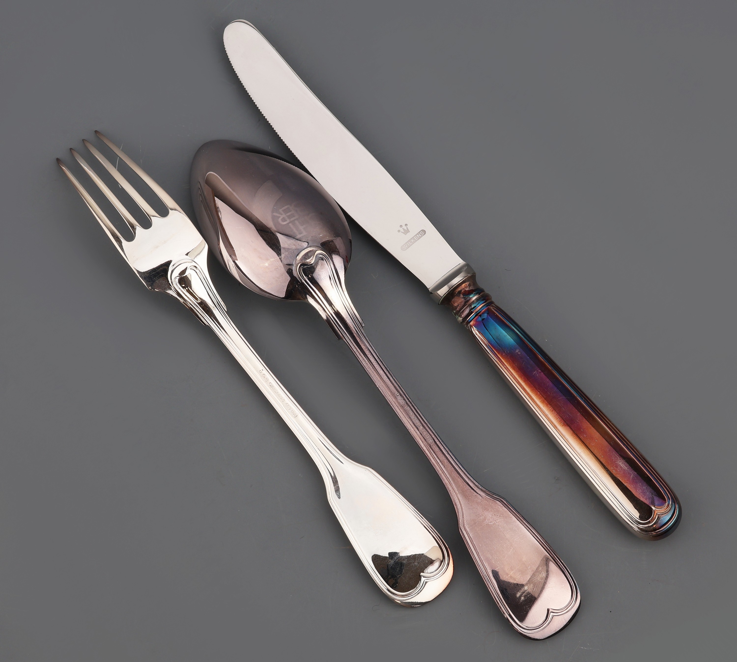 Detail a: Umfangreiches Besteck für 12 Personen, 800er Silber, Wilkens Bremen, Modell Augsburger Faden, best. aus: 12 Menuemesser (Griffe gefüllt, Klingen ...