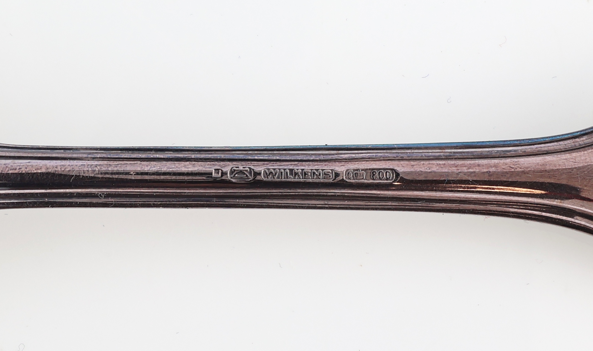 Detail b: Umfangreiches Besteck für 12 Personen, 800er Silber, Wilkens Bremen, Modell Augsburger Faden, best. aus: 12 Menuemesser (Griffe gefüllt, Klingen ...