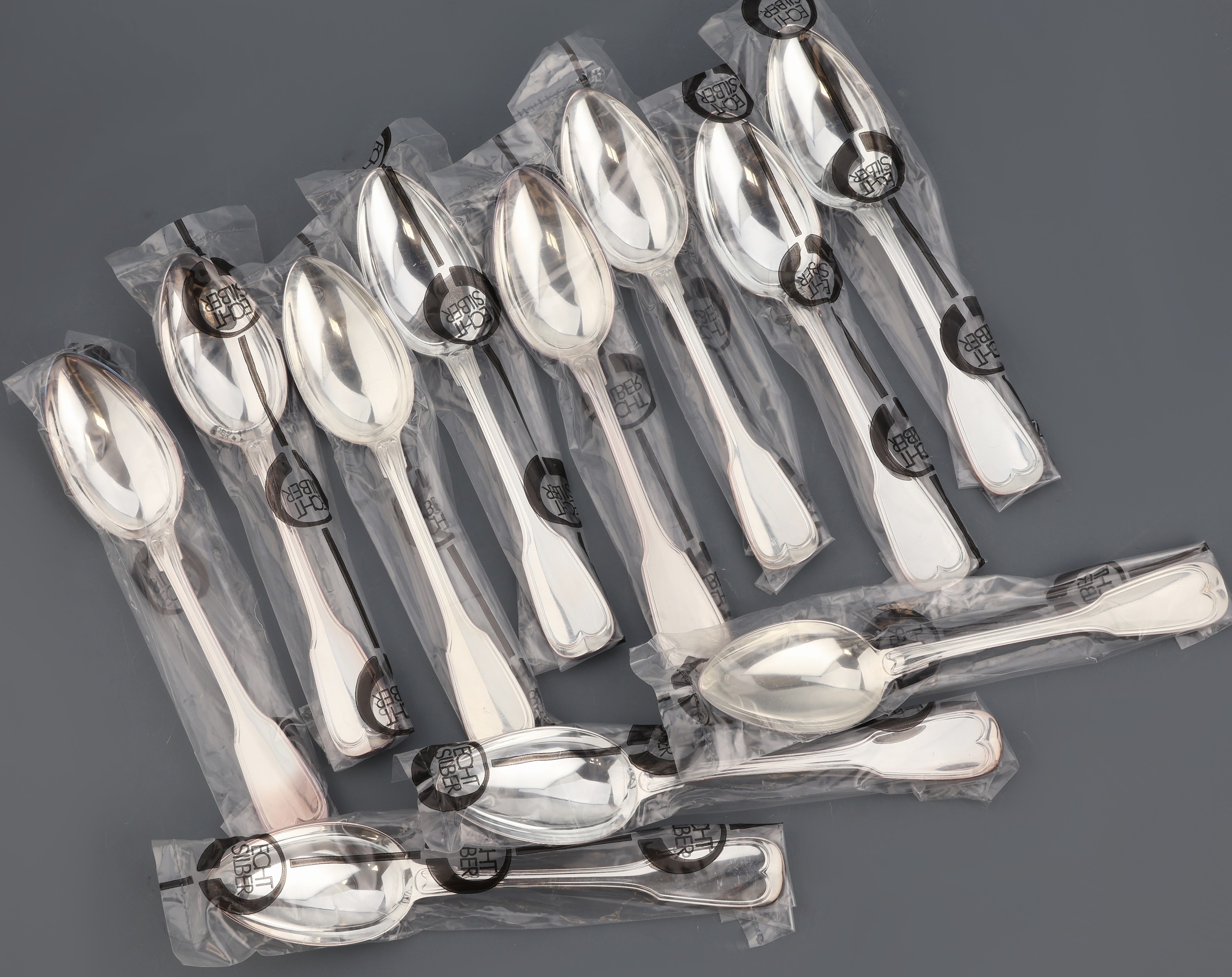 Detail c: Umfangreiches Besteck für 12 Personen, 800er Silber, Wilkens Bremen, Modell Augsburger Faden, best. aus: 12 Menuemesser (Griffe gefüllt, Klingen ...