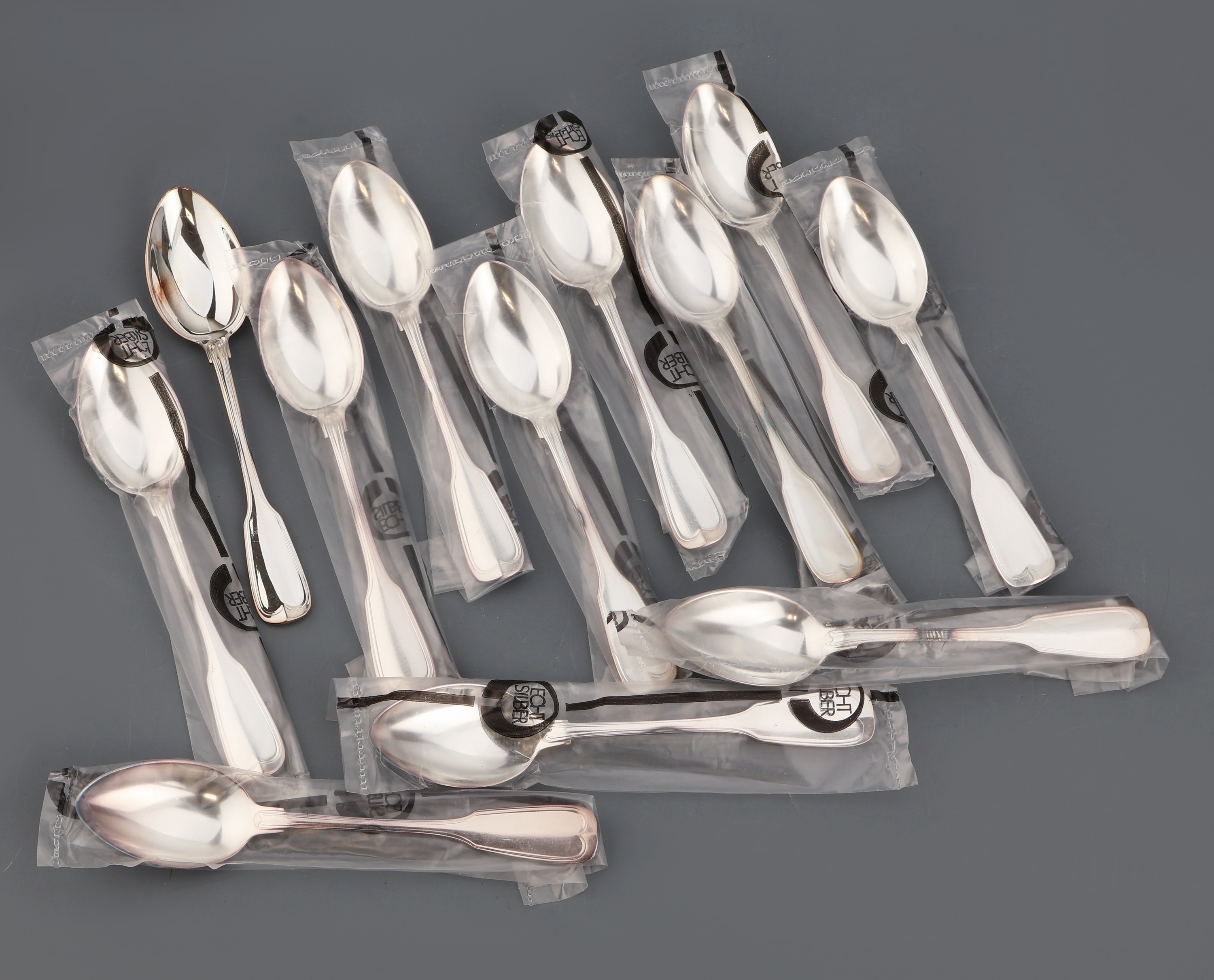 Detail d: Umfangreiches Besteck für 12 Personen, 800er Silber, Wilkens Bremen, Modell Augsburger Faden, best. aus: 12 Menuemesser (Griffe gefüllt, Klingen ...