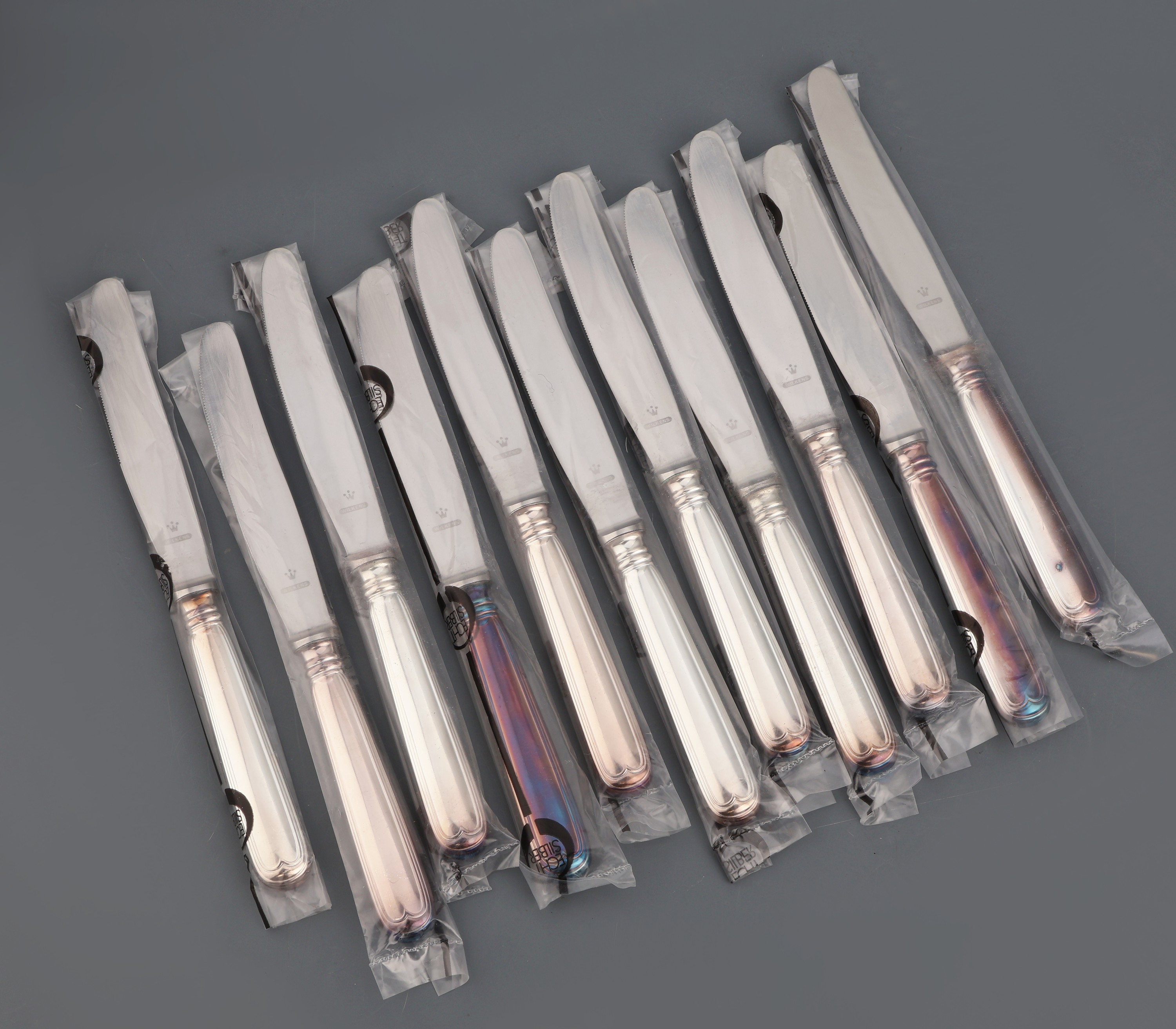Detail e: Umfangreiches Besteck für 12 Personen, 800er Silber, Wilkens Bremen, Modell Augsburger Faden, best. aus: 12 Menuemesser (Griffe gefüllt, Klingen ...