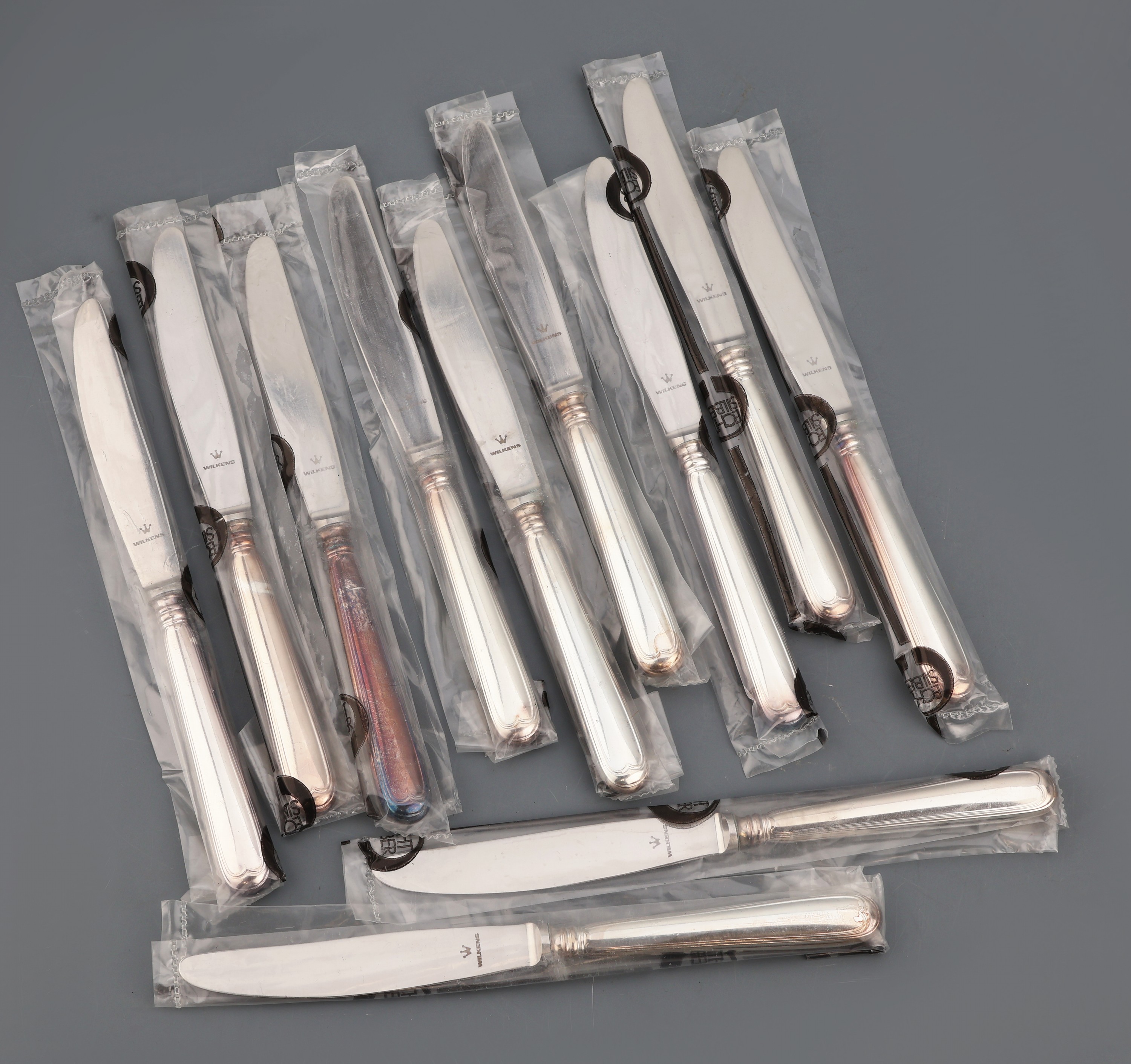 Detail f: Umfangreiches Besteck für 12 Personen, 800er Silber, Wilkens Bremen, Modell Augsburger Faden, best. aus: 12 Menuemesser (Griffe gefüllt, Klingen ...