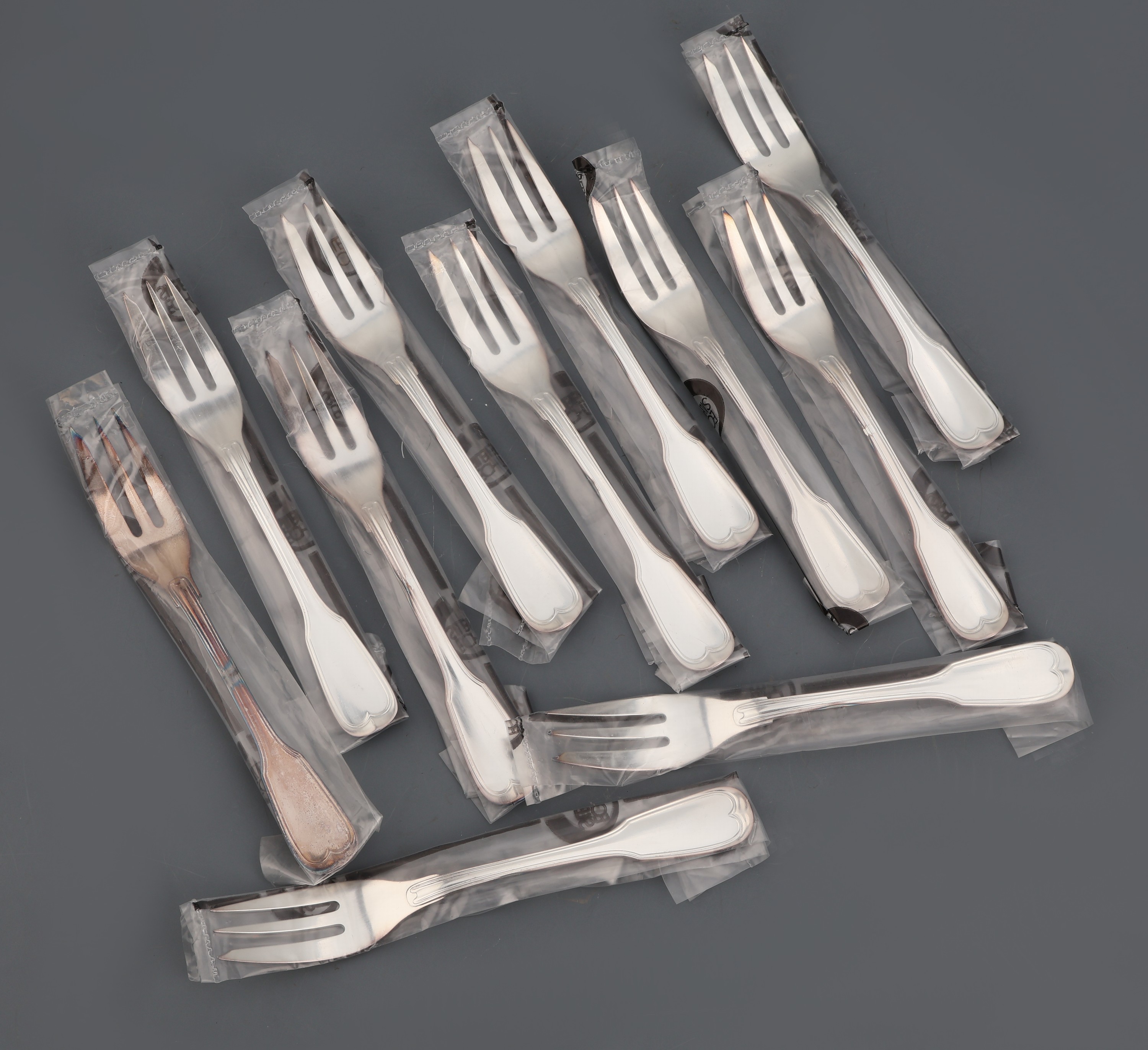 Detail i: Umfangreiches Besteck für 12 Personen, 800er Silber, Wilkens Bremen, Modell Augsburger Faden, best. aus: 12 Menuemesser (Griffe gefüllt, Klingen ...