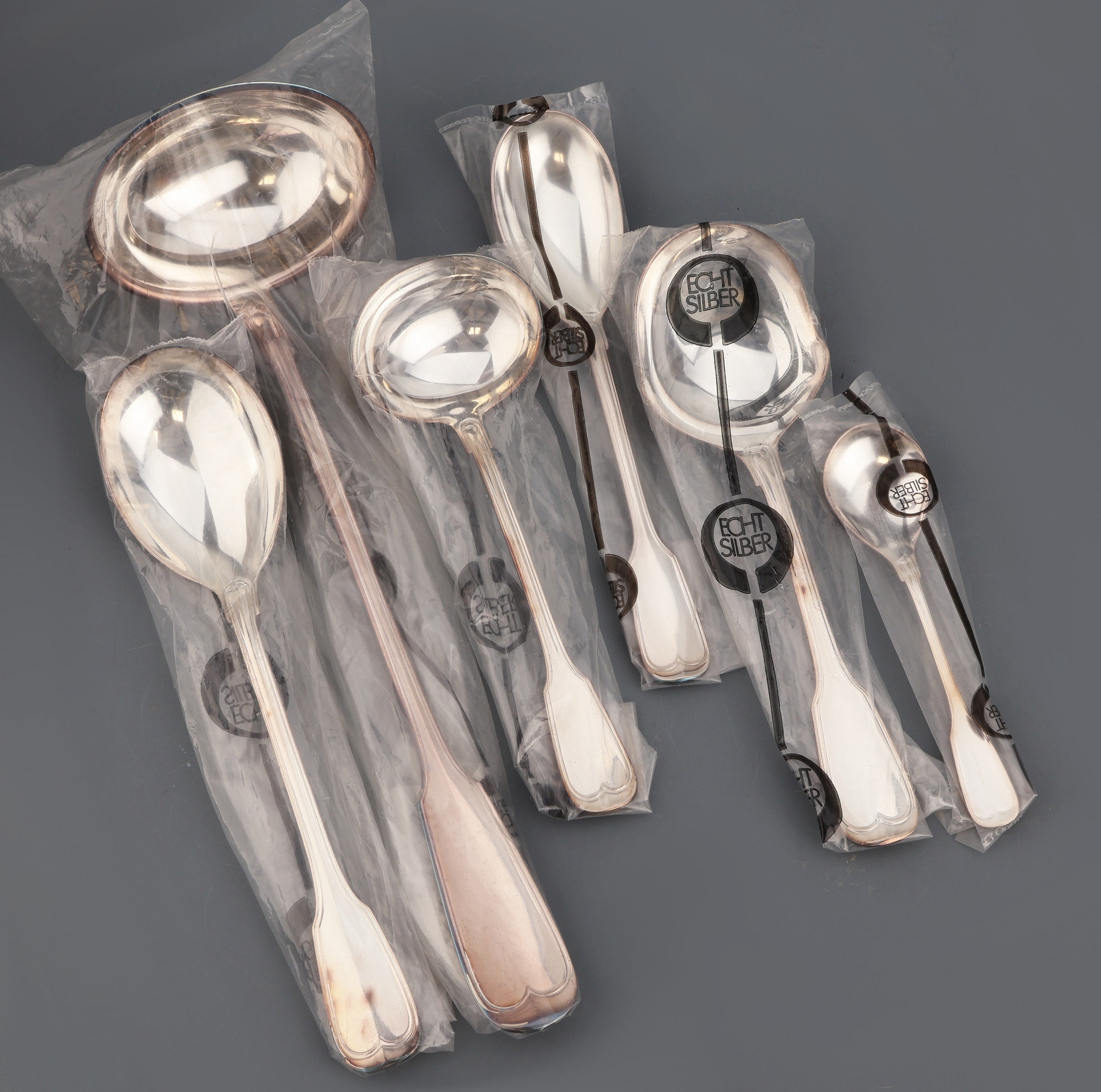 Detail j: Umfangreiches Besteck für 12 Personen, 800er Silber, Wilkens Bremen, Modell Augsburger Faden, best. aus: 12 Menuemesser (Griffe gefüllt, Klingen ...