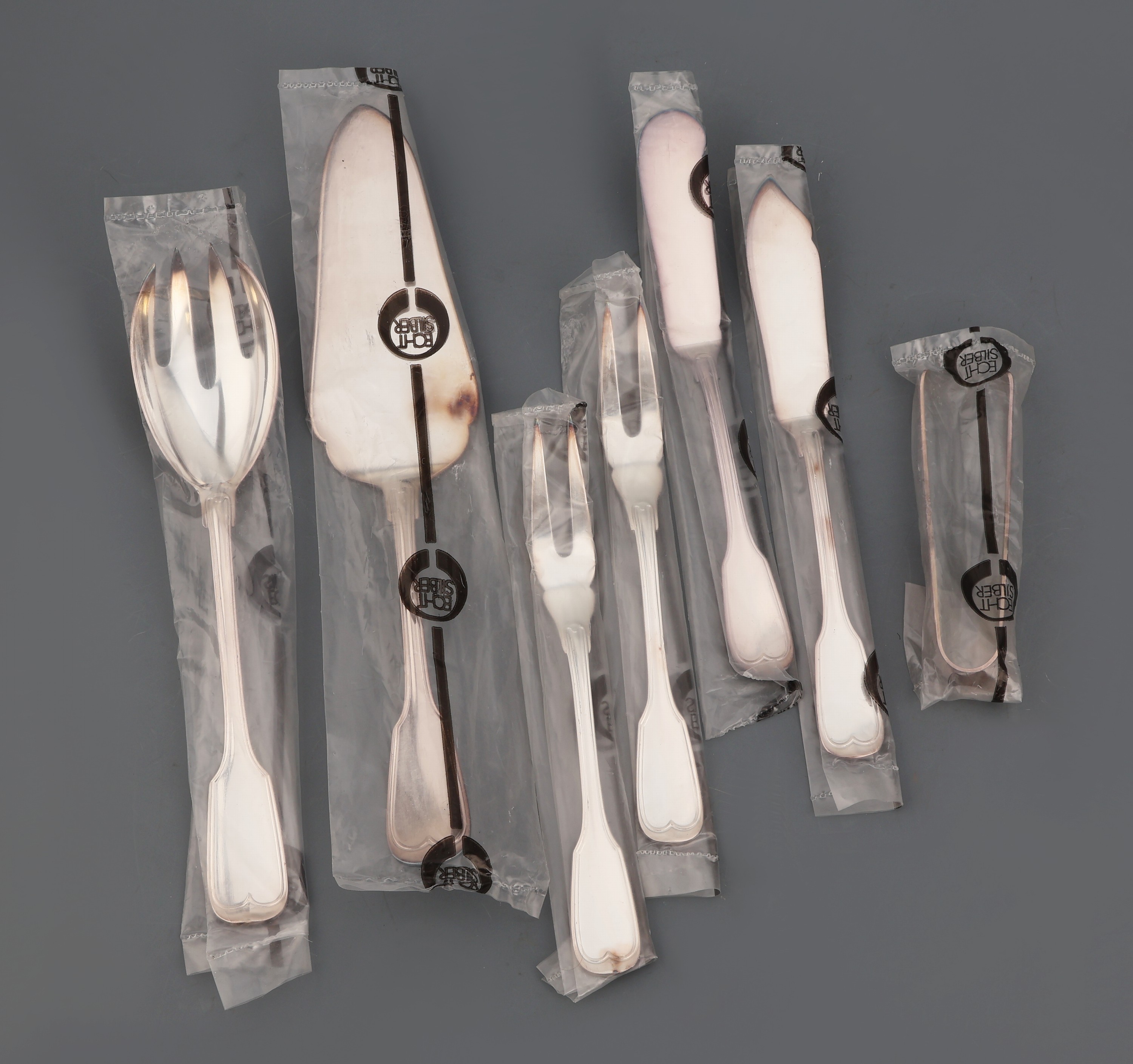 Detail k: Umfangreiches Besteck für 12 Personen, 800er Silber, Wilkens Bremen, Modell Augsburger Faden, best. aus: 12 Menuemesser (Griffe gefüllt, Klingen ...