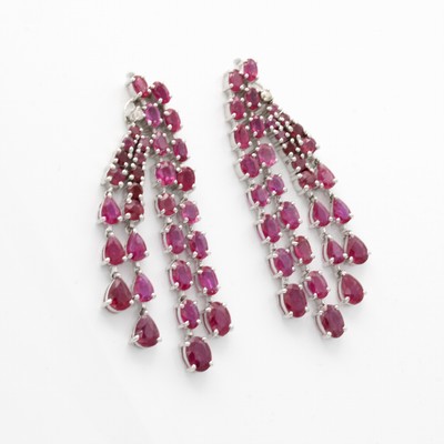 26999685a - Paar Ohrstecker mit Rubinen und Diamanten, 925er Silber, z.T. bewegl. Abhängungen, ...