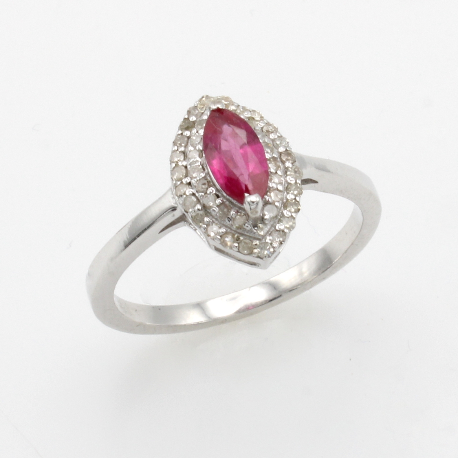 Image 26999724 - Ring mit Rubin und Diamanten, 925er Silber, Rubinnavette (beh.) ca. 2 ct umgeben v. ...