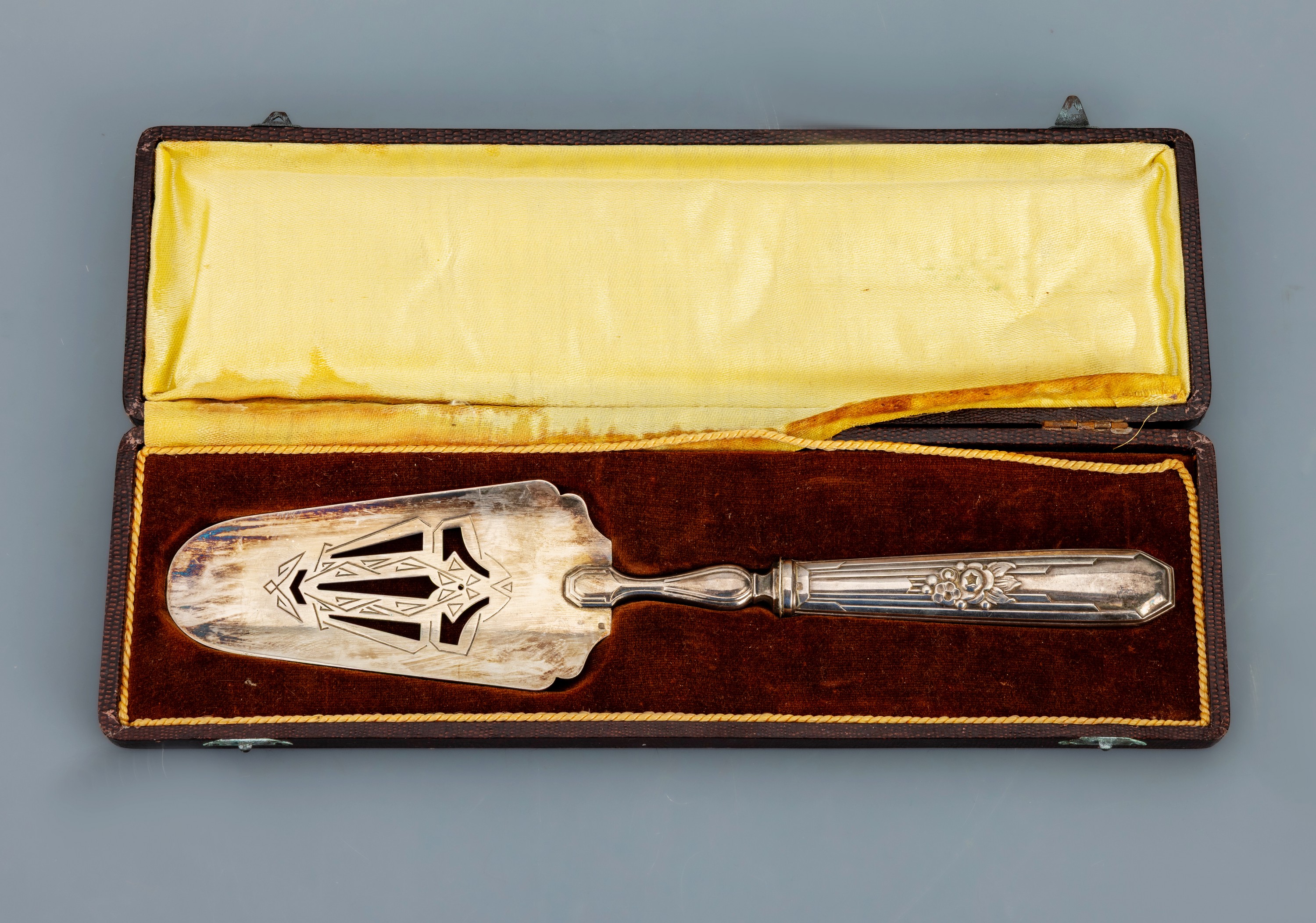 Image 26999725 - Pastetenheber, wohl um 1920, Griff gefüllt,Silber gepr., geometrisch mit Rosendekor, ...