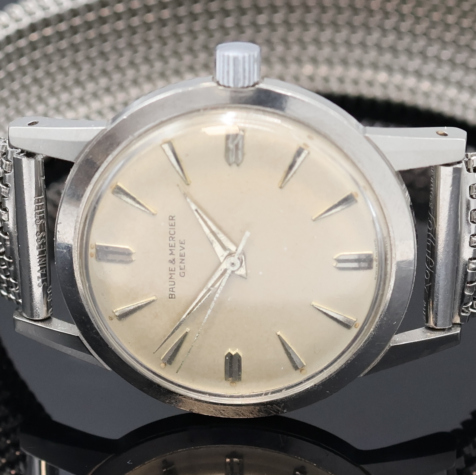 Detail a: BAUME & MERCIER Herrenarmbanduhr in Stahl, Schweiz um 1965, Handaufzug, Boden verschr., neutr. Flexband, silb. Zifferbl. fl., silb. Zeiger u. ...