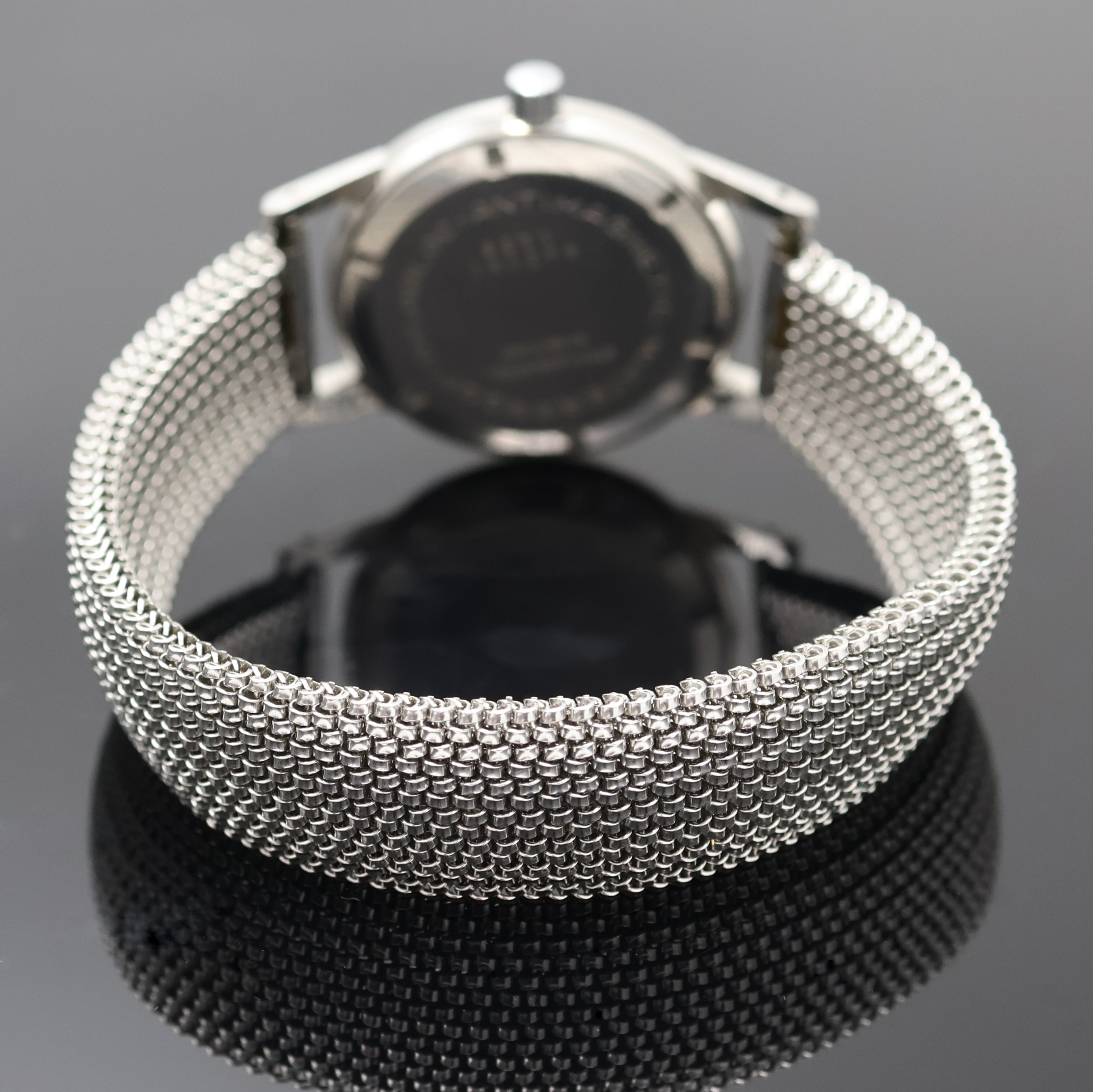 Detail b: BAUME & MERCIER Herrenarmbanduhr in Stahl, Schweiz um 1965, Handaufzug, Boden verschr., neutr. Flexband, silb. Zifferbl. fl., silb. Zeiger u. ...