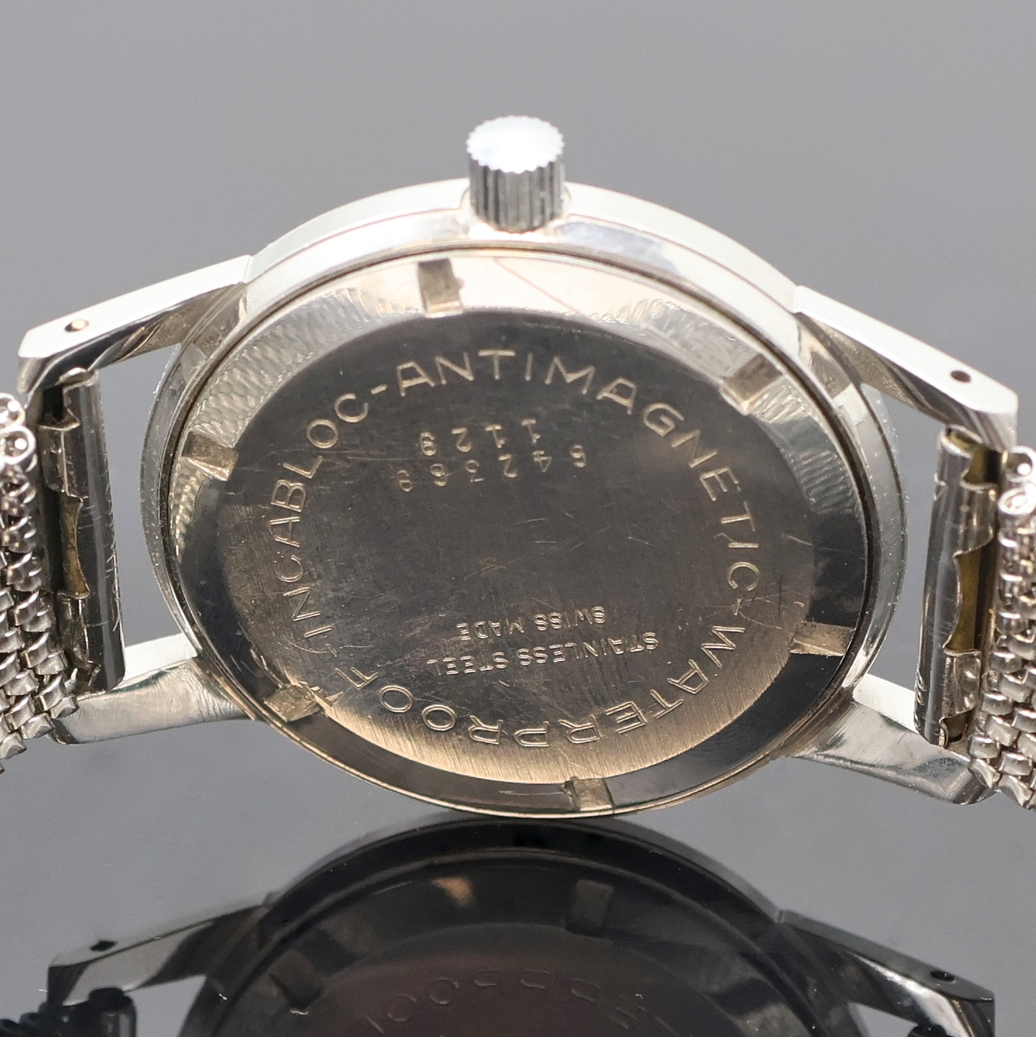 Detail d: BAUME & MERCIER Herrenarmbanduhr in Stahl, Schweiz um 1965, Handaufzug, Boden verschr., neutr. Flexband, silb. Zifferbl. fl., silb. Zeiger u. ...