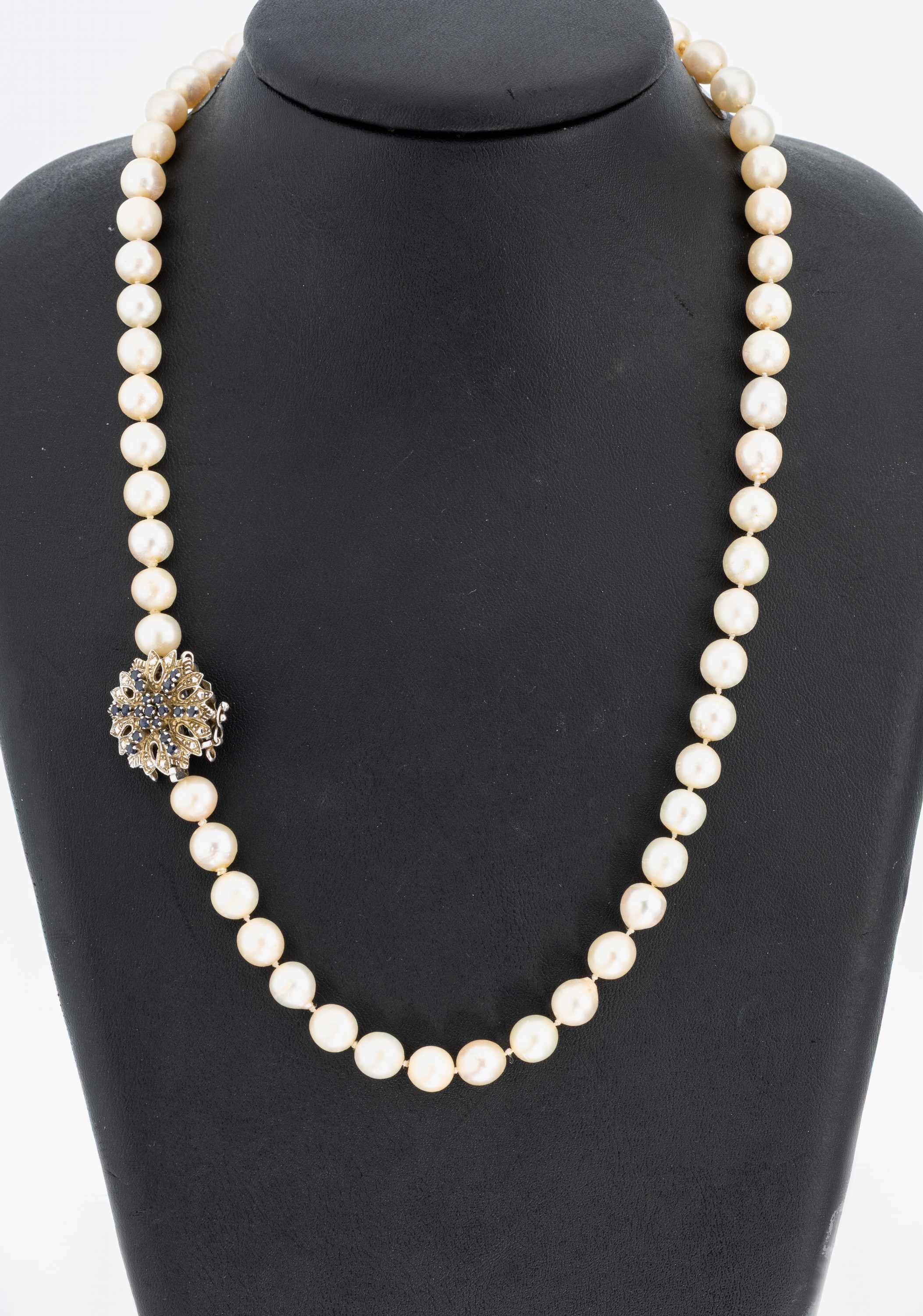 Image 26999834 - Zuchtperl-Collier mit 14 kt Gold Saphir- Schmuckschließe, WG 585/000, l. unrunde ...