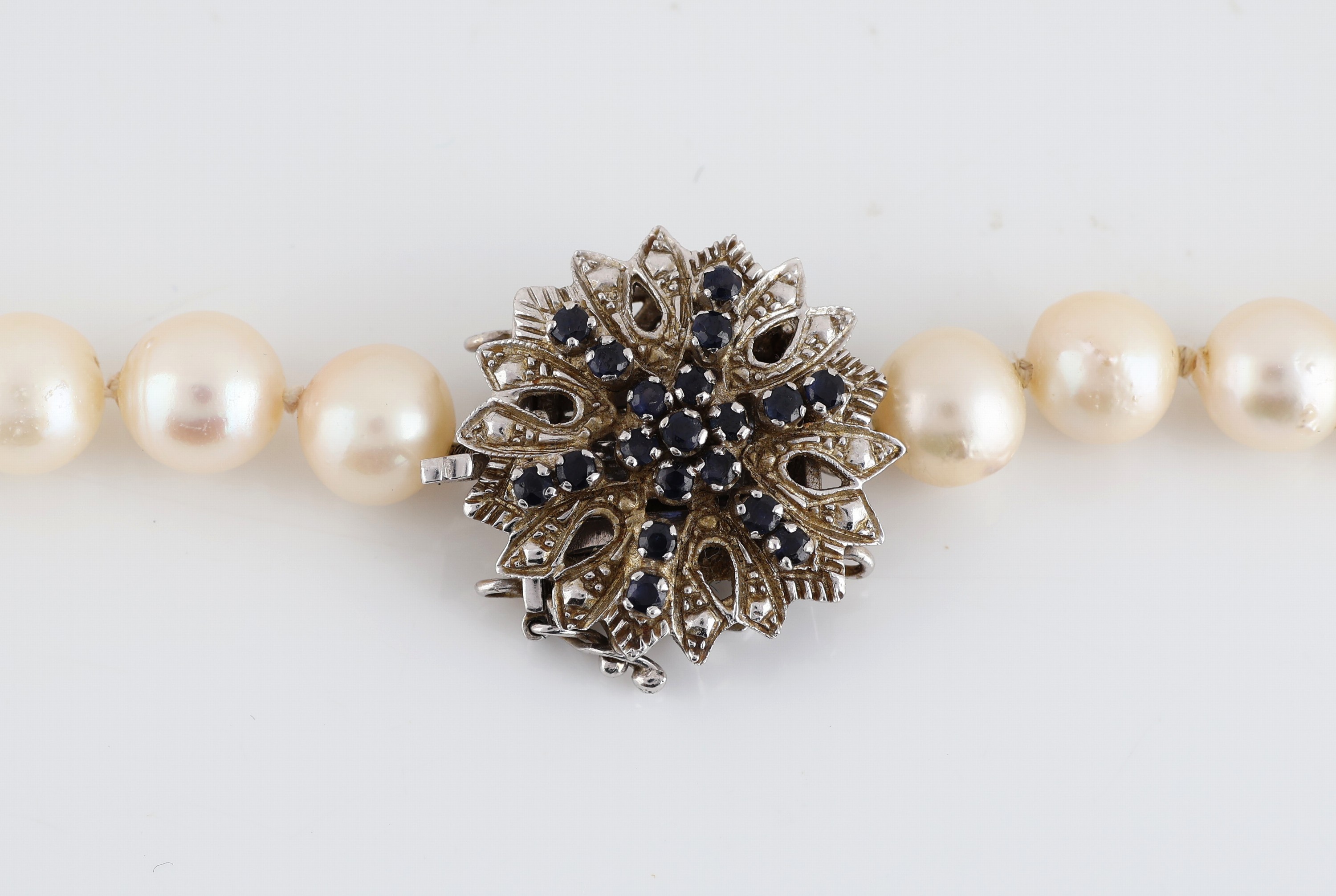 Detail a: Zuchtperl-Collier mit 14 kt Gold Saphir- Schmuckschließe, WG 585/000, l. unrunde Akoyazuchtperlen, D. ca. 7.5-8 mm, Kastenschloss mit ...