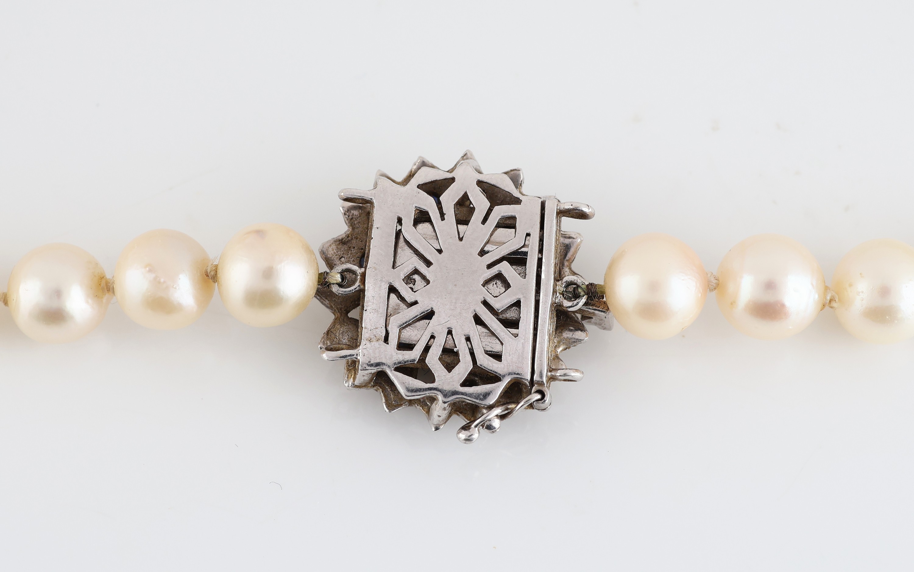 Detail b: Zuchtperl-Collier mit 14 kt Gold Saphir- Schmuckschließe, WG 585/000, l. unrunde Akoyazuchtperlen, D. ca. 7.5-8 mm, Kastenschloss mit ...