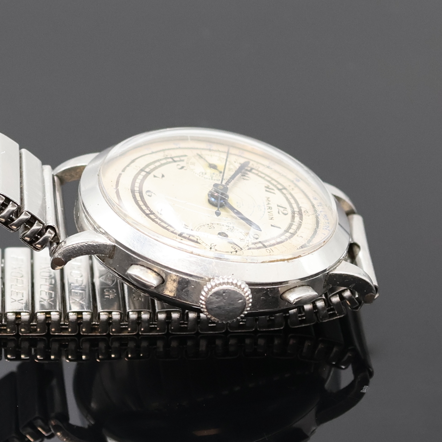 Detail b: MARVIN Schaltradchronograph in Stahl, Schweiz um 1940, Handaufzug, 3-teil. Geh., sign. Boden und Glasrand aufgedr., ovale Drücker, silb. orig. ...