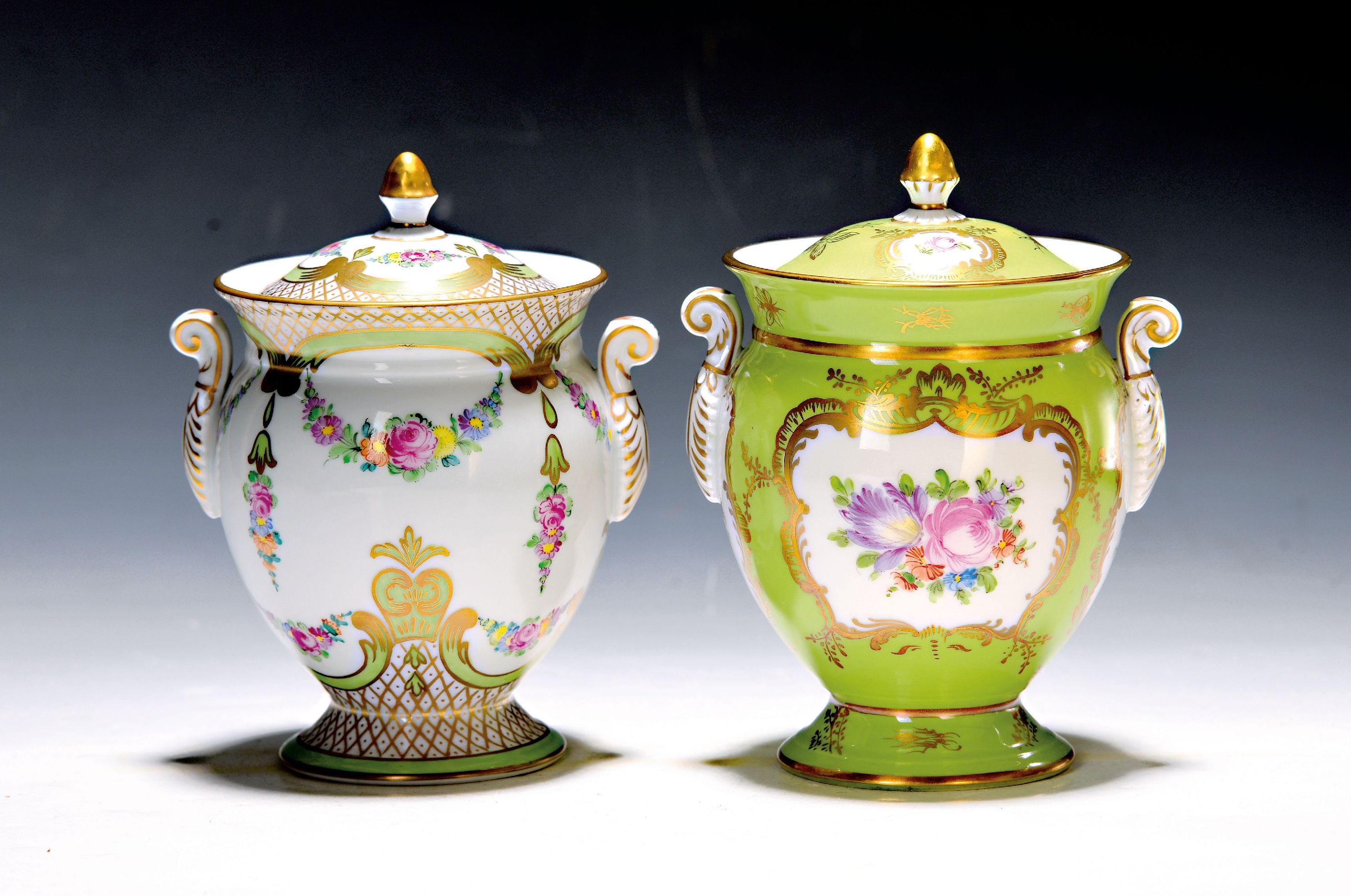 Image 27000289 - 2 Deckelvasen, Dresden, um 1900, Porzellan, partiell grüngrundig, reiche Goldstaffage, ...