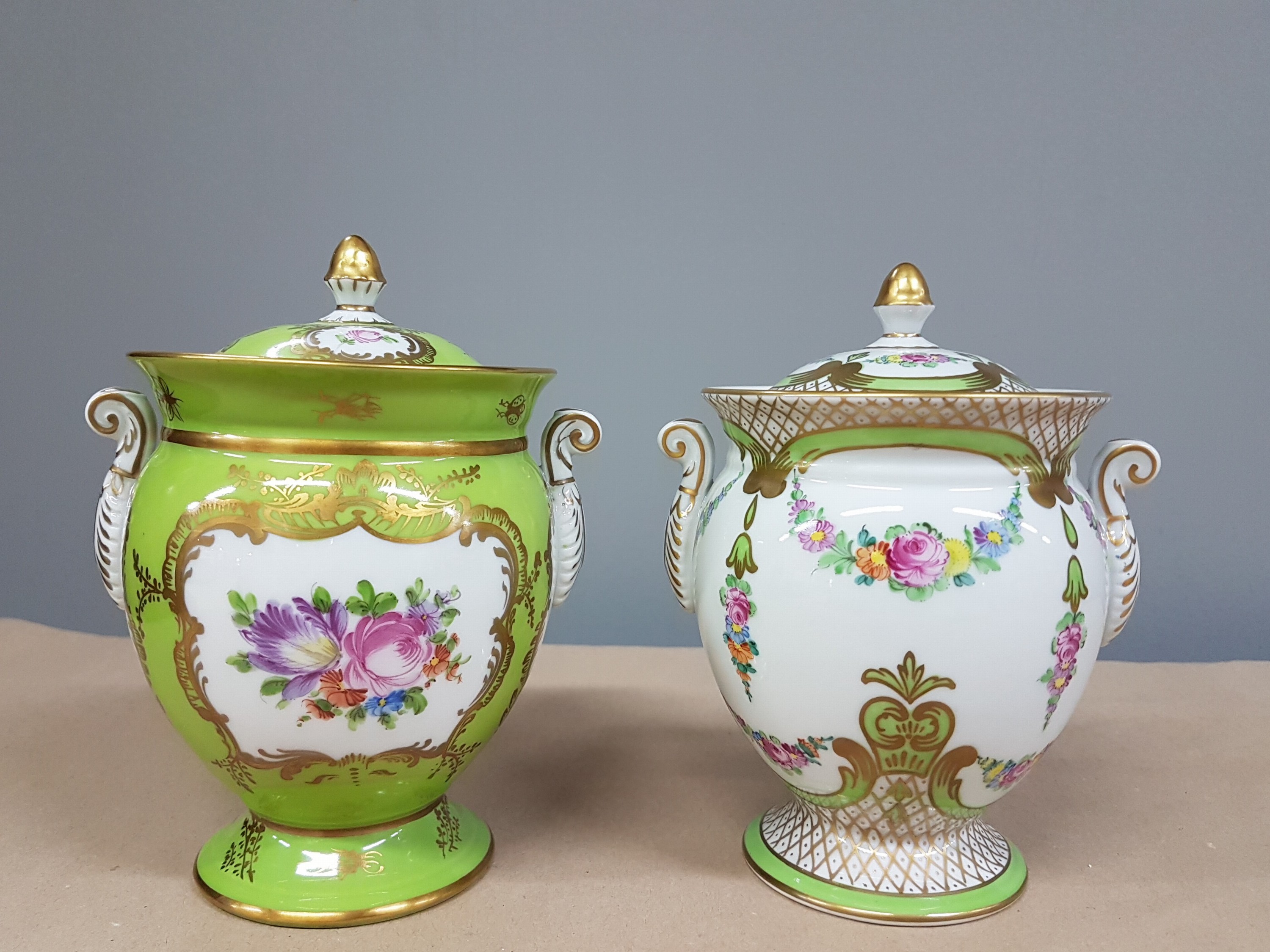 Detail a: 2 Deckelvasen, Dresden, um 1900, Porzellan, partiell grüngrundig, reiche Goldstaffage, Blumendekor, H. ca. 14.5cm