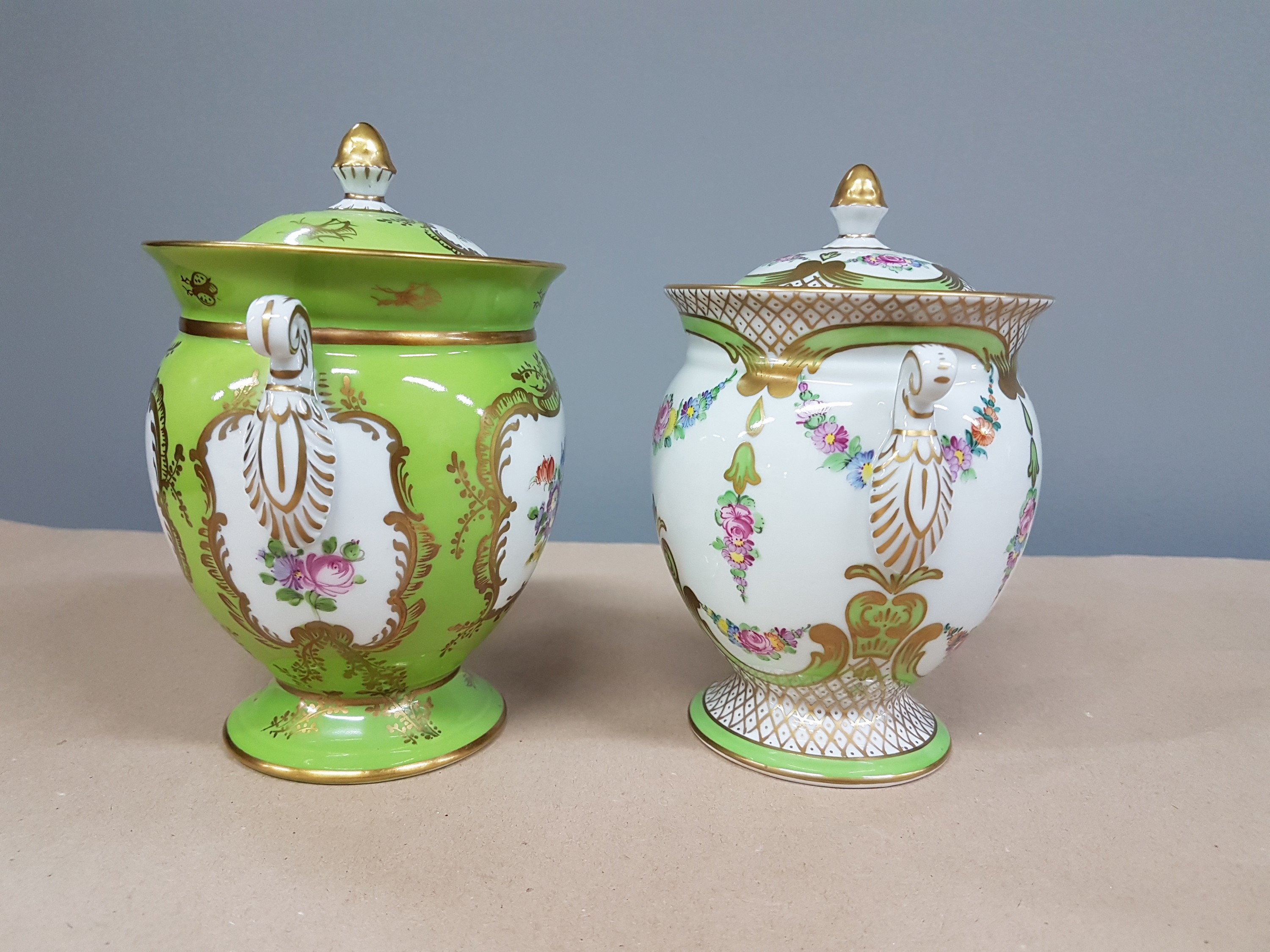 Detail b: 2 Deckelvasen, Dresden, um 1900, Porzellan, partiell grüngrundig, reiche Goldstaffage, Blumendekor, H. ca. 14.5cm